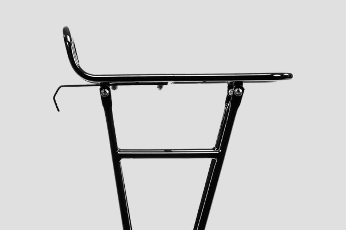 Gravel-pyörä on varusteltavissa täydelliseksi retkipyöräksi pidemmillekin taipaleille. Rungosta löytyvät tarvittavat kiinnikkeet taakkatelineille, minkä lisäksi pyörän lastauskapasiteettia voi kasvattaa erilaisilla runko- ja tankolaukuilla. Kuvassa Pelagon Commuter-etutarakka.