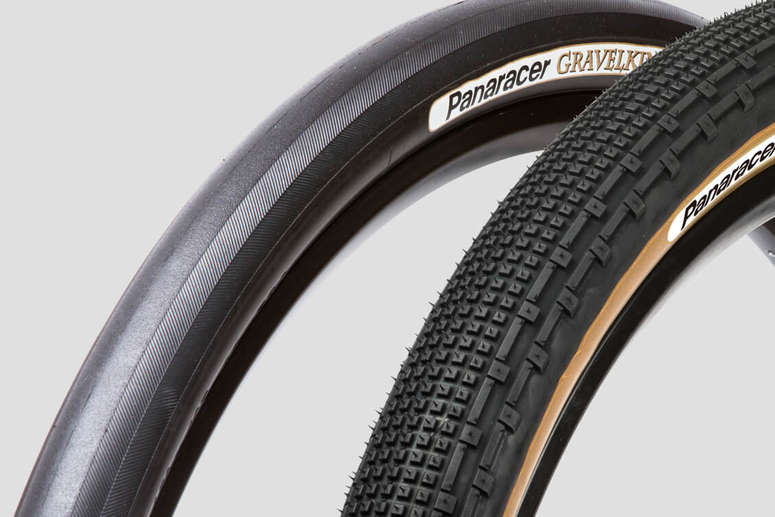 Gravel-rengas on yhdistelmä pitoa ja rullaavuutta. Maltillisesti kuvioitujen renkaiden leveys on vakiintunut 32–43 millimetriin. Kapeampien kanssa lokasuojatkin mahtuvat vaivatta, ja entistä leveämpää voi asentaa pienemmälle 650b/27,5” vanteelle. Renkaita asennetaan myös tubelessina eli ilman sisärengasta, mikä mahdollistaa ajamisen matalammilla paineilla. Kuvassa Panaraecerin Gravelkingit Slick ja SK -versioina.