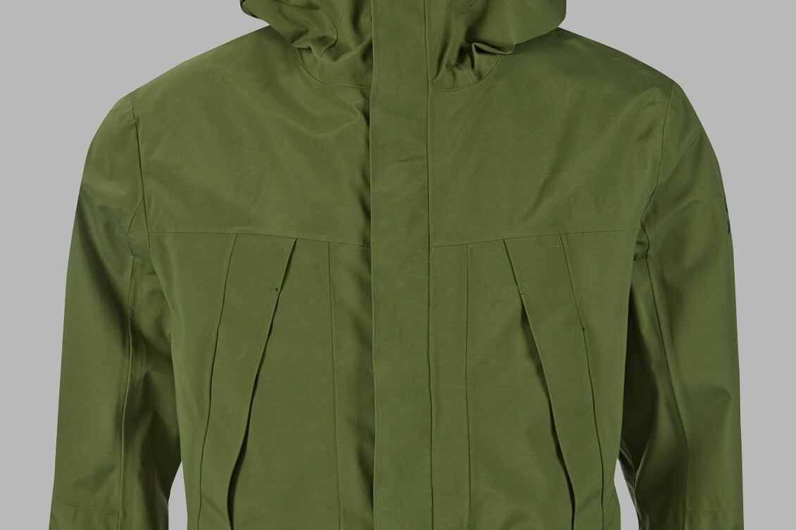 Käyttöikä. Haltin Hiker Next Generation -takki on suunniteltu ajattomaksi sekä leikkaukseltaan että värimaailmaltaan. Rikkoontuvat osat on minimoitu: esimerkiksi taskut ovat suljettavissa ilman vetoketjua. Laadukas vaate kestää pitkään. Kuoritakin kohdalla puhutaan 10–15 vuodesta ja 1–2 käyttäjästä.