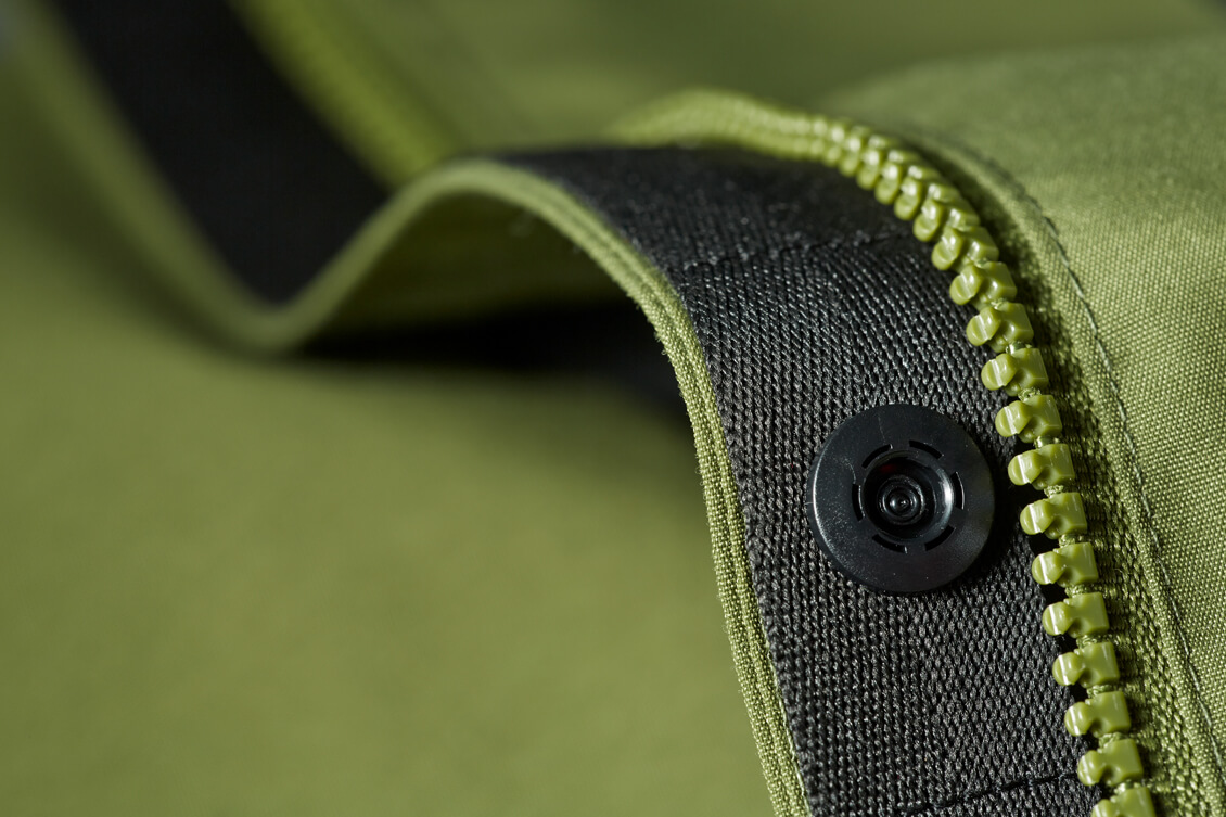 Materiaalit. Takki on suunniteltu monomateriaalista. Kankaat, kalvo, nepparit, nyörit ja vetoketju ovat kaikki polyesteriä sen eri muodoissa. Takin PFC-vapaa pintakylläste ja polyesteristä valmistettu DrymaxX-kalvo takaavat, että vaatteesta ei irtoa myrkkyjä siinäkään tapauksessa, että se päätyisi kierrätyksen sijaan poltettavaksi. ,Korjattavuus. Hiker-takin kaikki yksityiskohdat on suunniteltu niin, että ne ovat korjattavissa. Hupun nyörikiristyksen tunneleihin pääsee käsiksi. Nepparit ovat helposti vaihdettavissa, samoin vetoketju vedenpitäviin kalvoihin kajoamatta. Kaikkia osia ja kankaita löytyy varaosina.