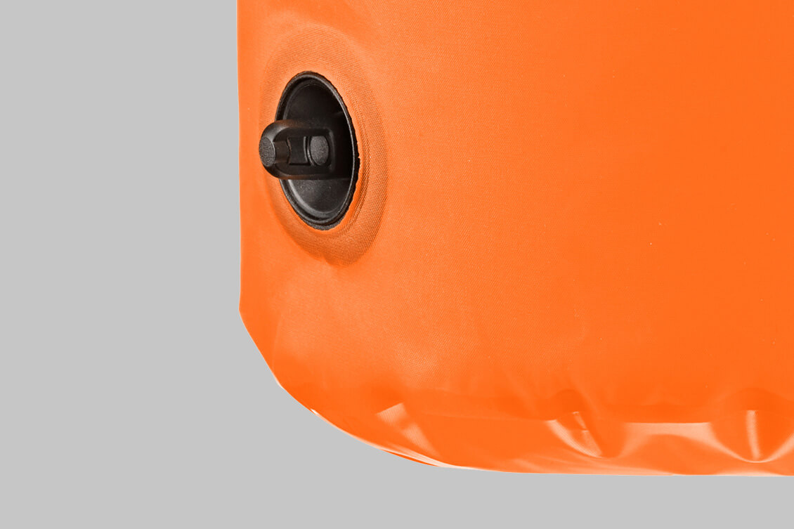 Ohuempi pussi on helpompi kompressoida. Ortliebissa sen voi tehdä poistoventtiilin kautta.