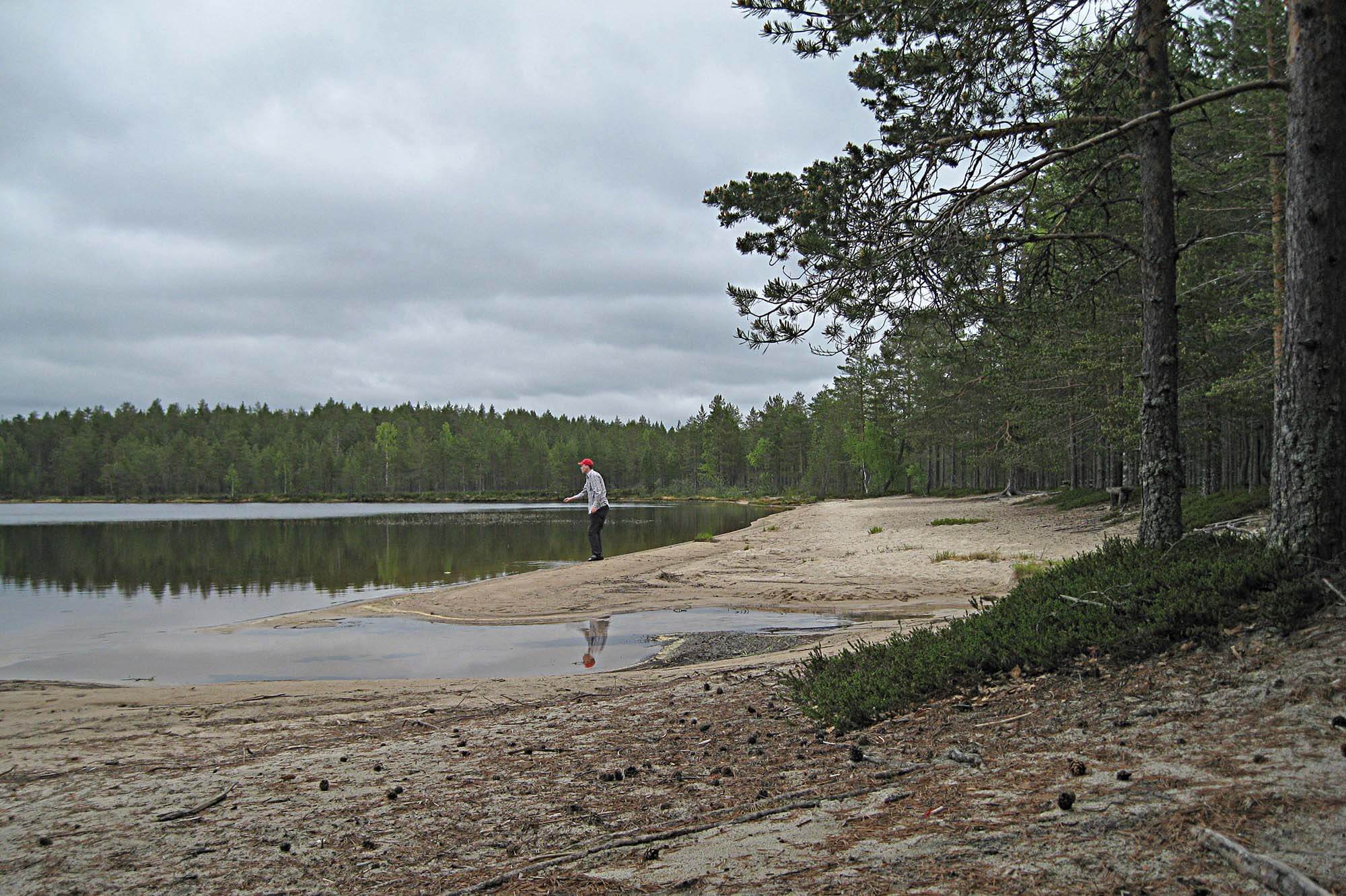 [02] Kurkilahdessa on yksi Suomunjärven hiekkarannoista. Kuva: Jouni Laaksonen.
