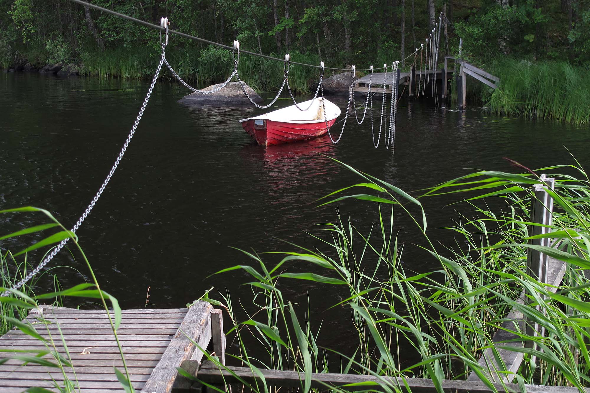 [04] Isosuntin ylitysvene. Isosuntti on salmi Joutsi- ja Tuurujärven välissä. Kuva: Jouni Laaksonen.