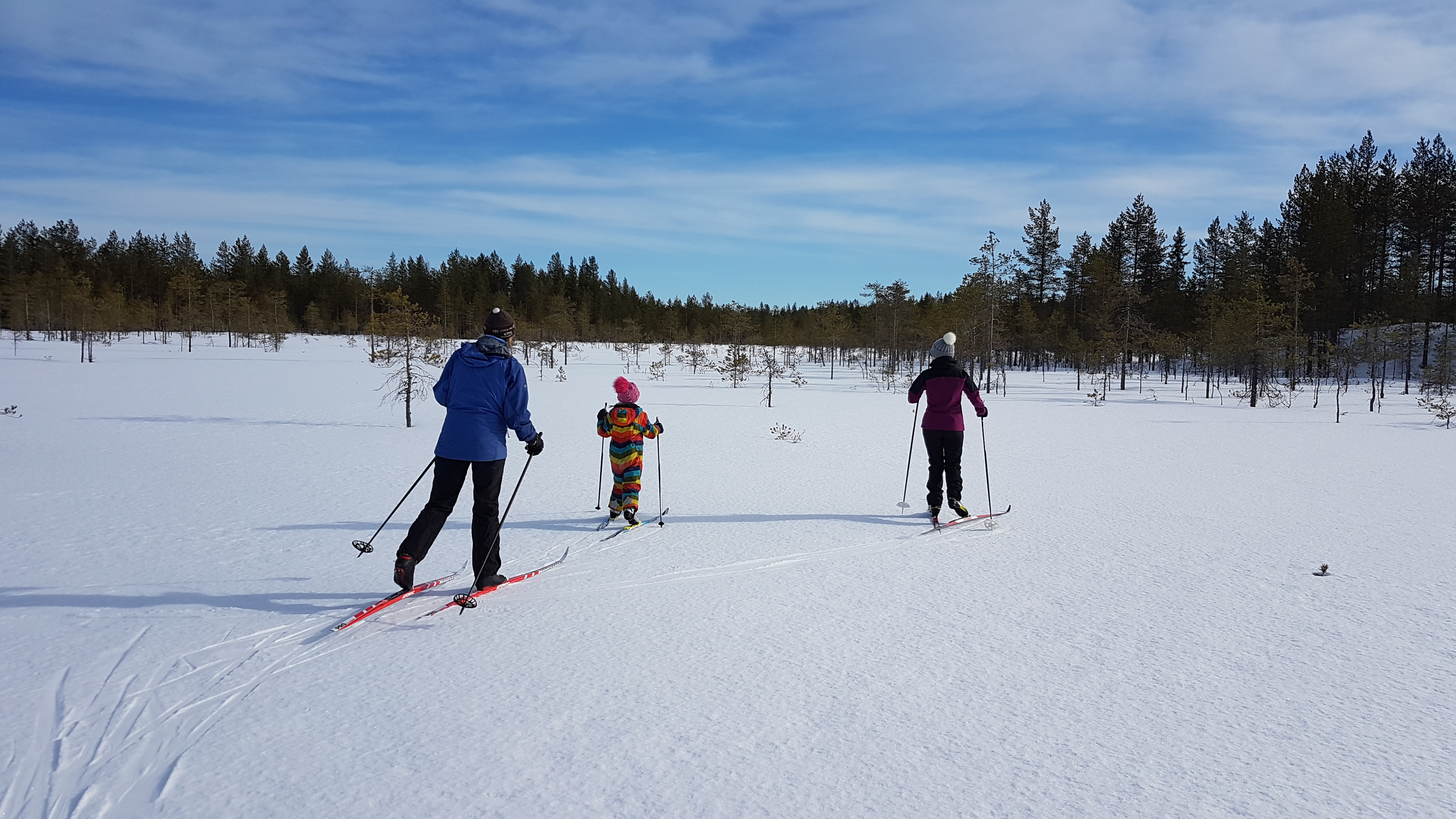 Täydellisellä hankikannolla retkelle riittävät jopa latusukset. Perheretki ojittamattomalle lähisuolle. Kuvat: Jouni Laaksonen.