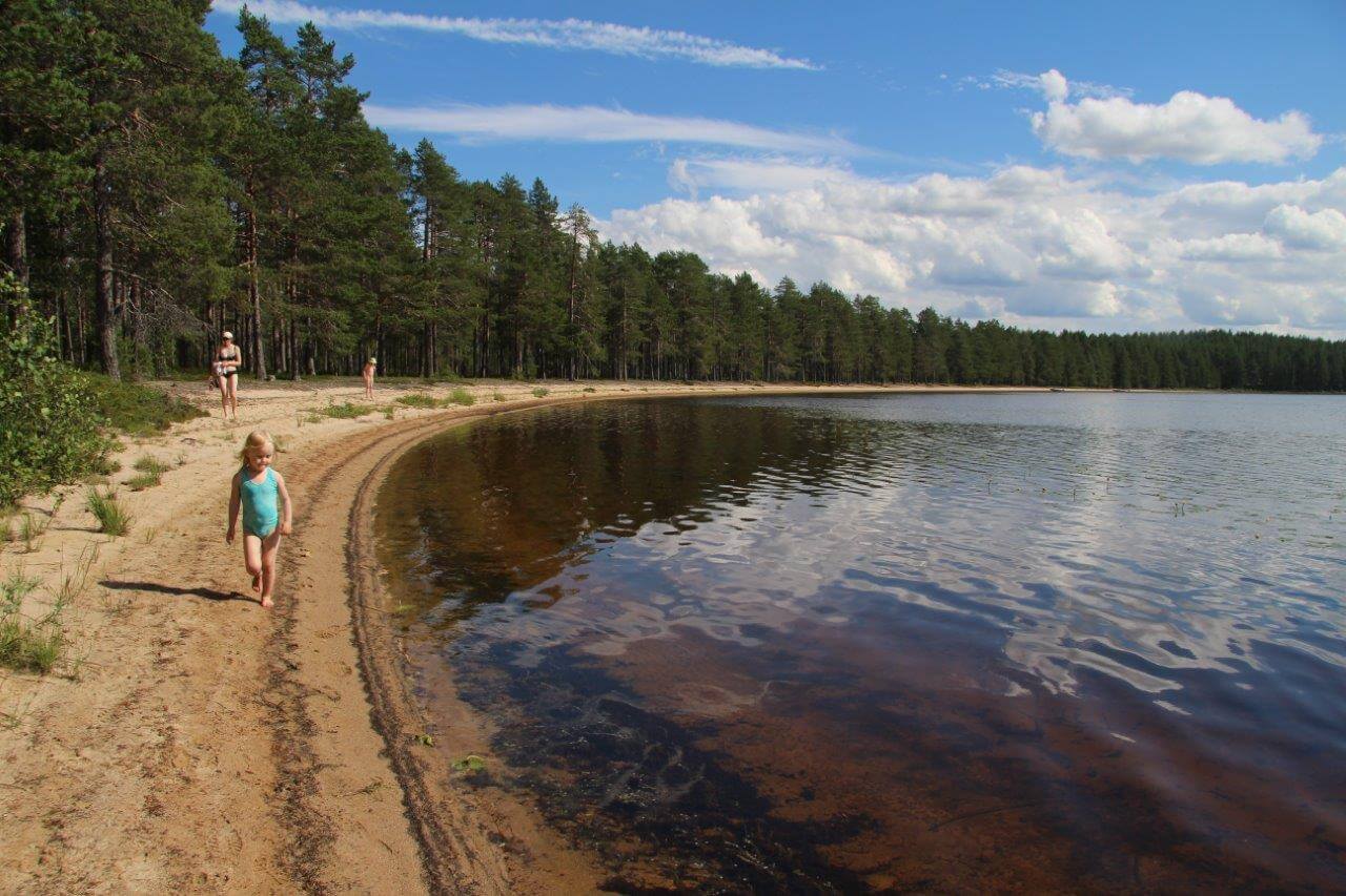 Lentualla on upeita hiekkarantoja. Komein on Kotasaaren ja Vitikkosaaren välissä oleva Vetotaipaleen ranta. Kuvat: Jouni Laaksonen.
