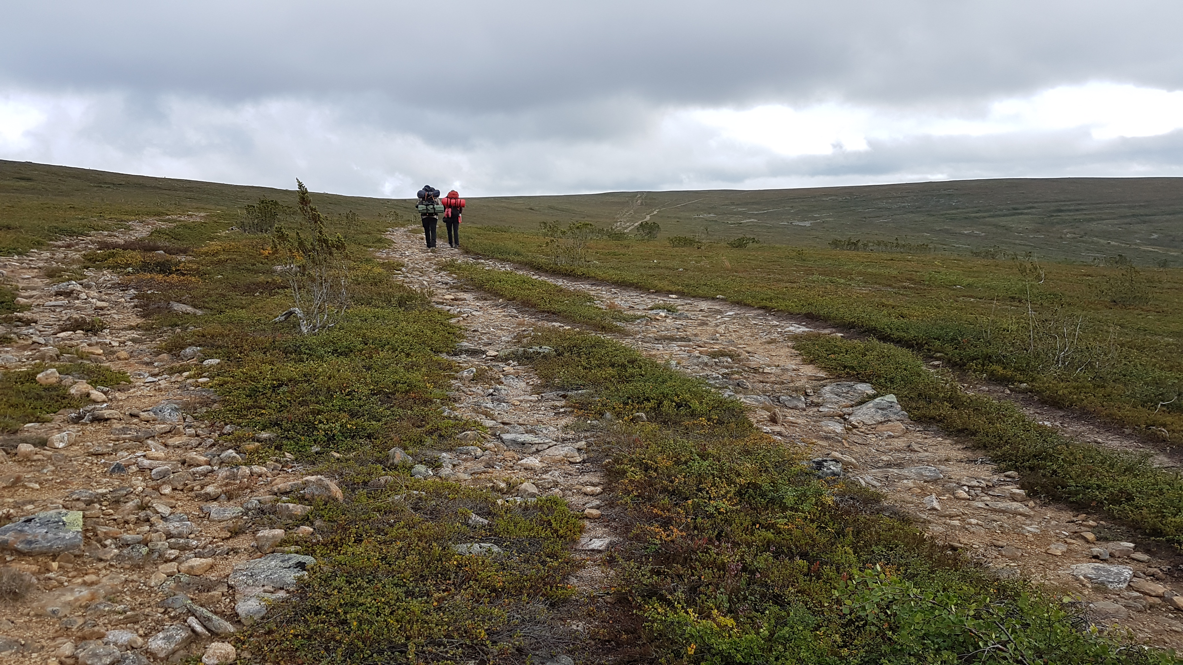 Etenkin puuttomassa paljakassa poluksi kulunut ura maastoutuu takaisin tunturinummeksi äärimmäisen hitaasti. Kuvat: Jouni Laaksonen,Muista myös ylläpitäjää. Kirjoita aina terveiset vieraskirjaan.