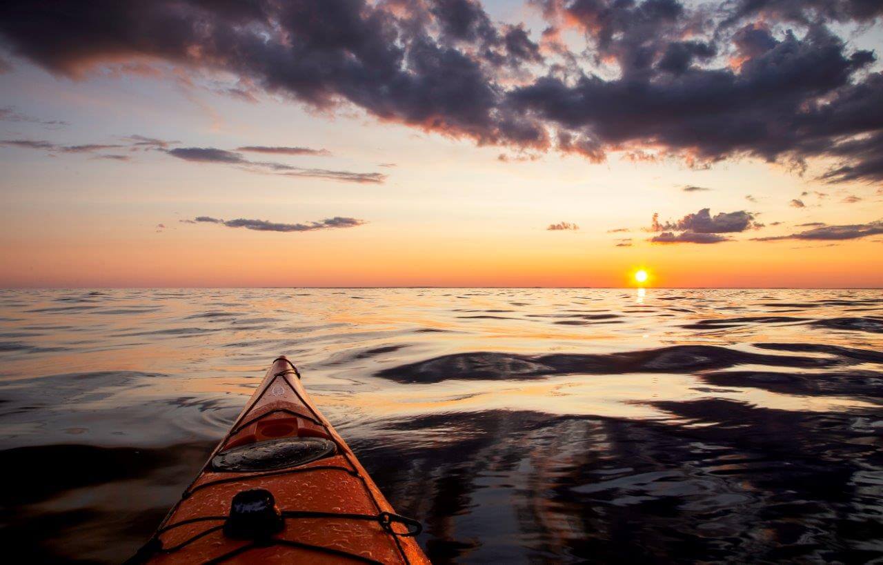 Aurinko laskee Suomenlahdella. Mykistävän kaunista.