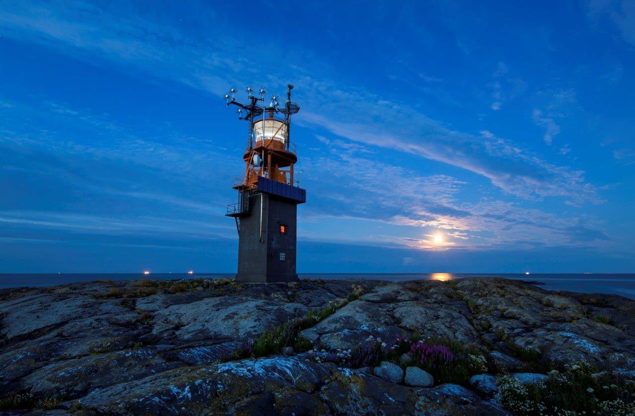 Yössä tuikkivat tähdet ja laivojen valot.