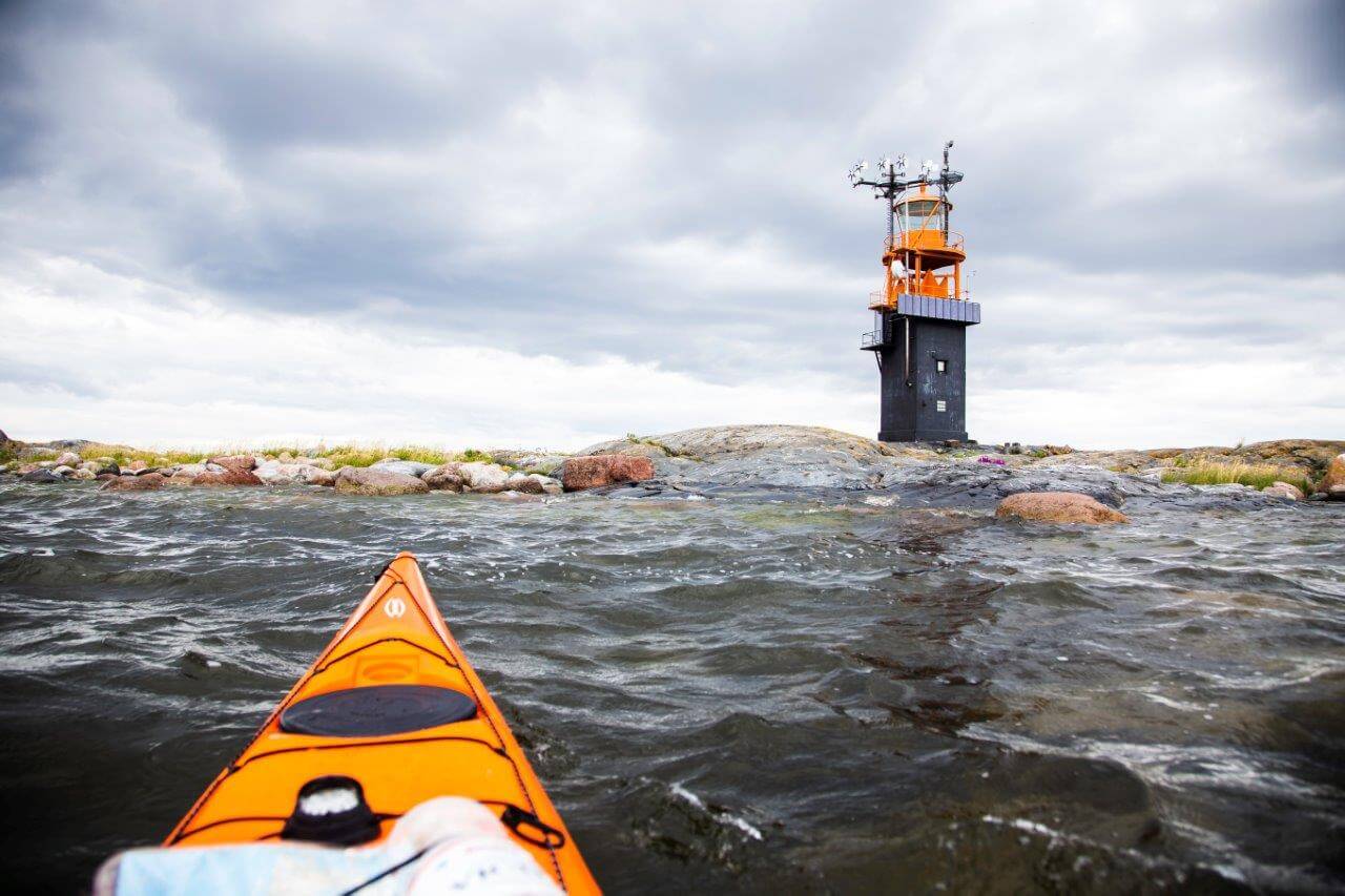 Tiiskerin majakka sijaitsee pienellä kallioluodolla Loviisan edustalla. Kuvat: Markus Sirkka.