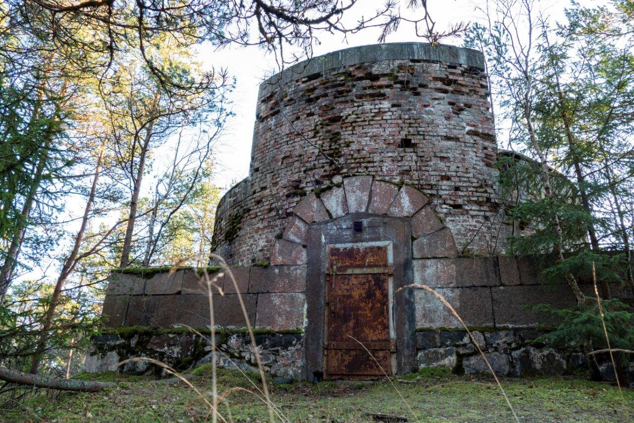 Glosholmenin majakan rauniot Pellingin saaristossa Porvoossa. Majakka innoitti Tove Janssonia Muumitalon suunnittelussa.