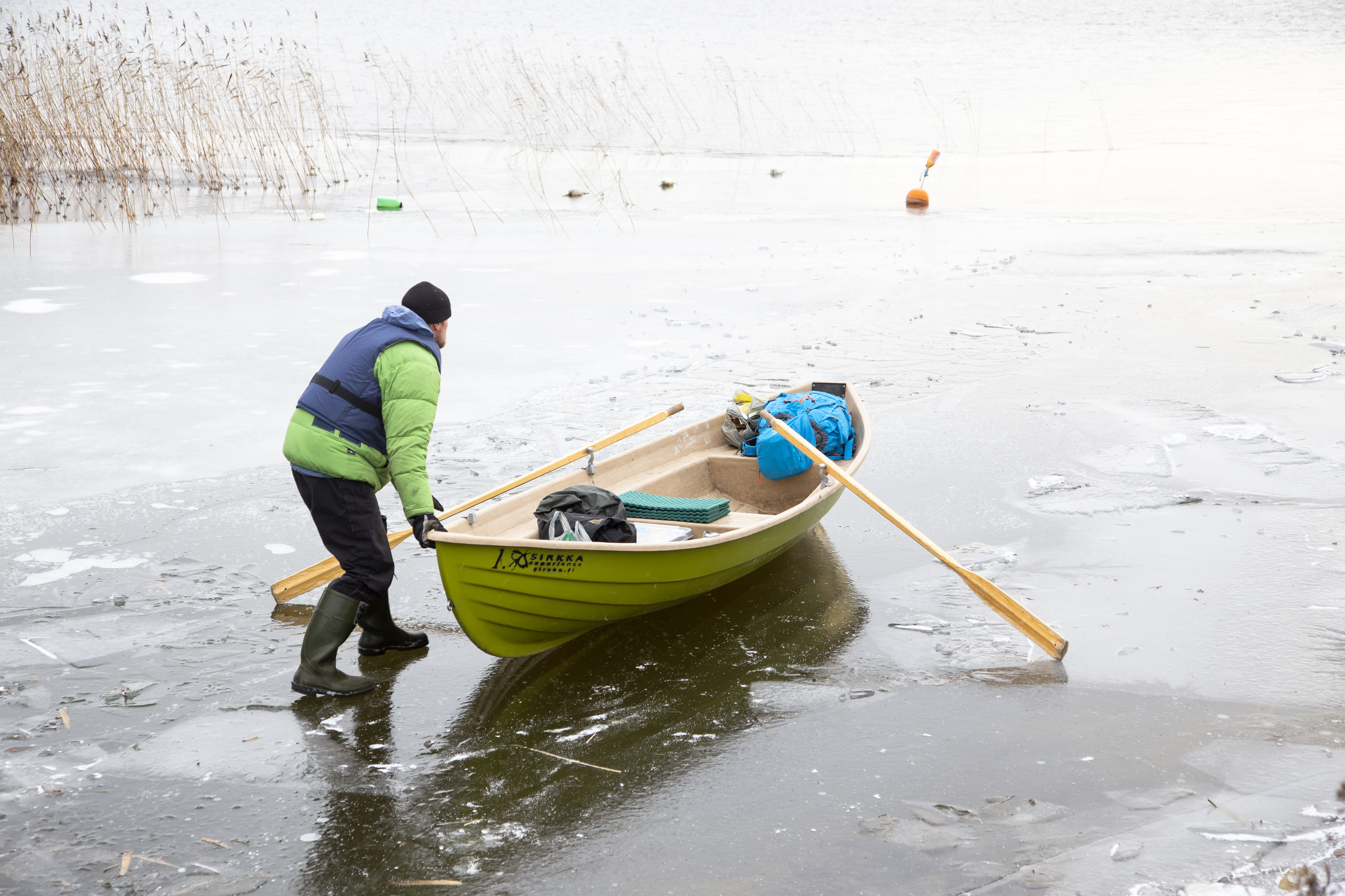 Rannat olivat jäässä joulukuun alussa 2018 Kivilaiturin veneenlaskupaikalla Karjalohjalla. Souturetkeilijä suuntasi vielä vapaana lainehtineelle Lohjanjärven Lohjantaipolanlahdelle. Kuvat: Markus Sirkka.