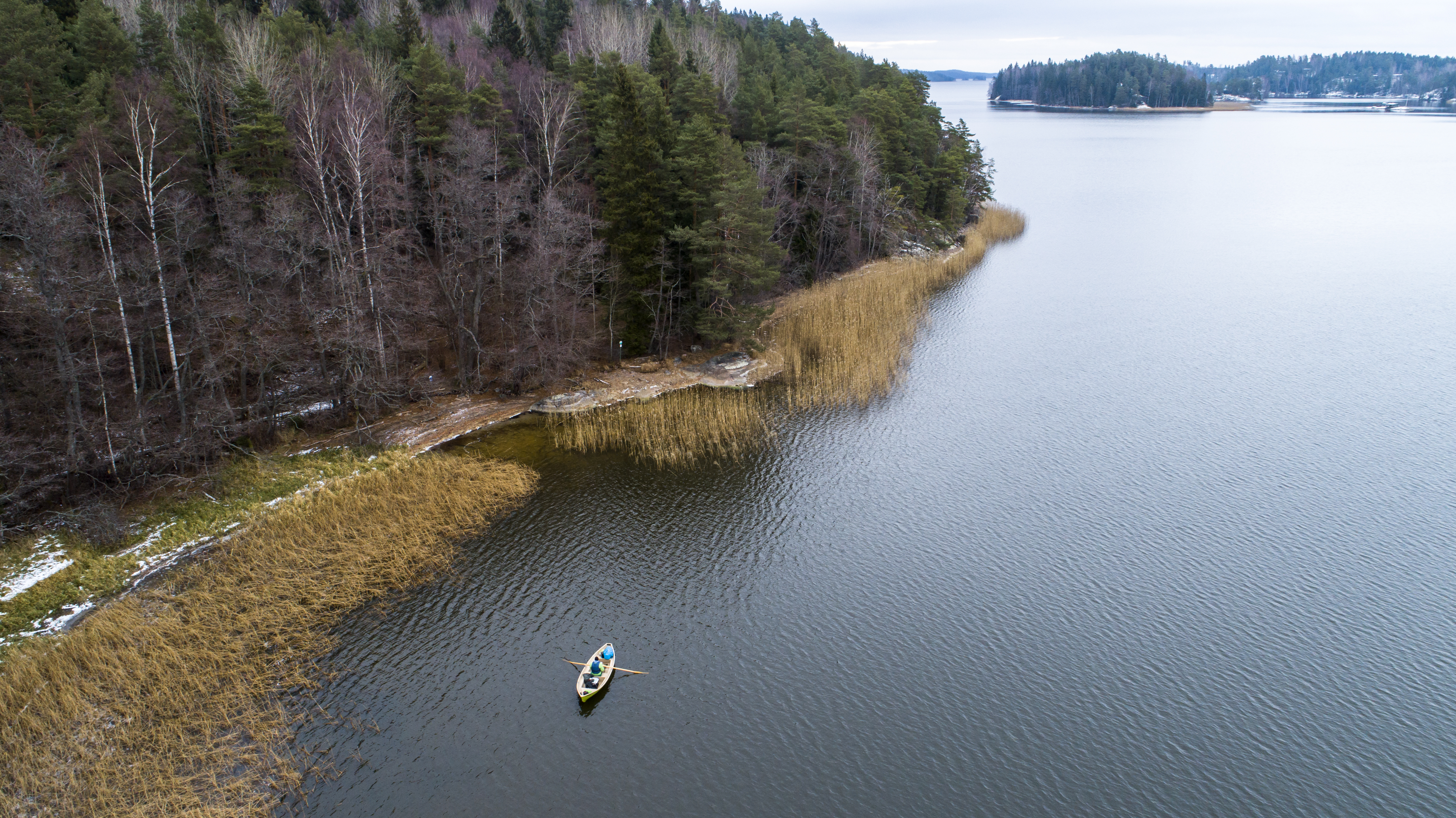 Souturetkeilyä Lohjanjärvellä joulukuussa. Vasemmalla Karkalin luonnonpuistoa.