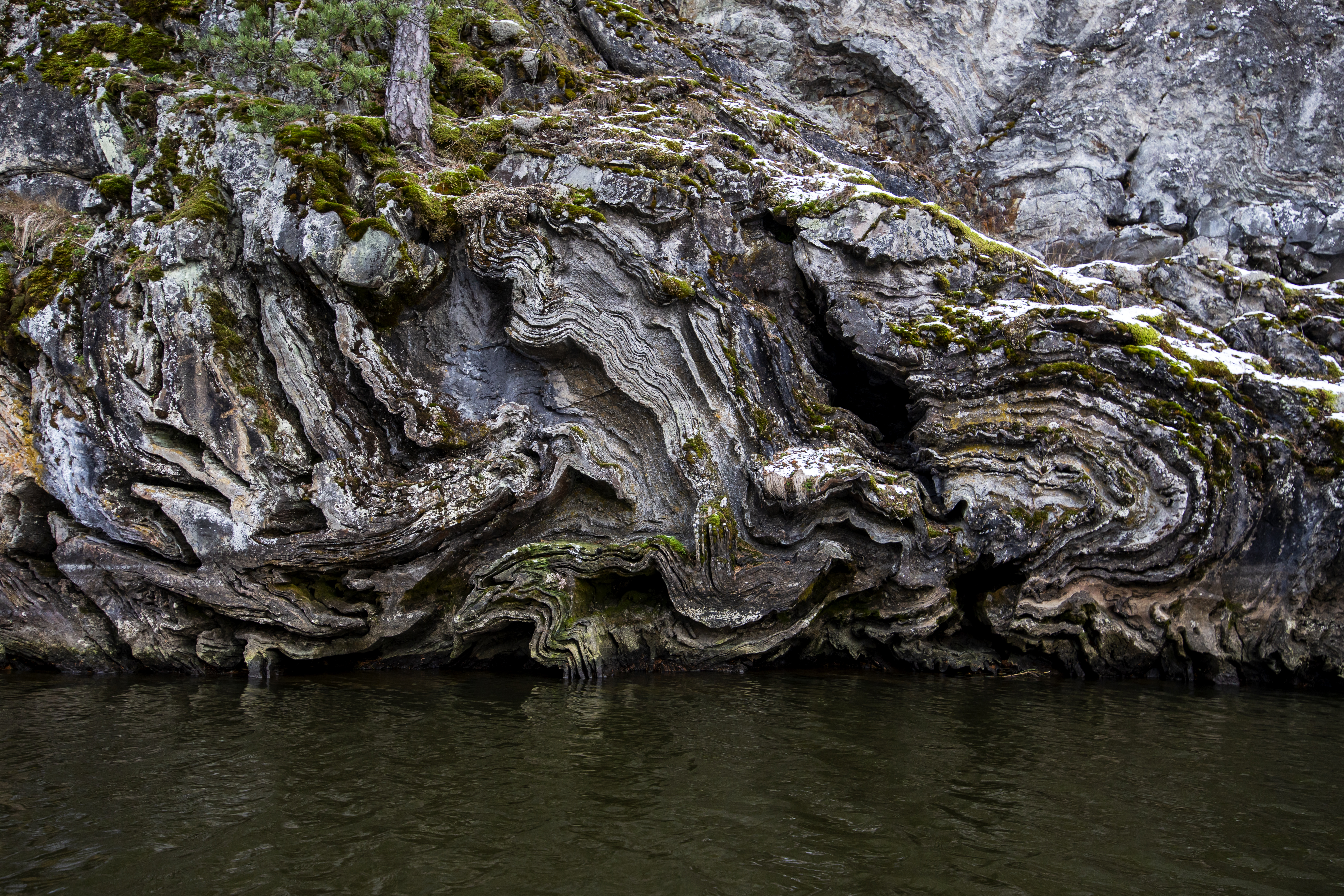 Poimuttunutta Ämmänuuninkallion pintaa Lohjanjärvellä.
