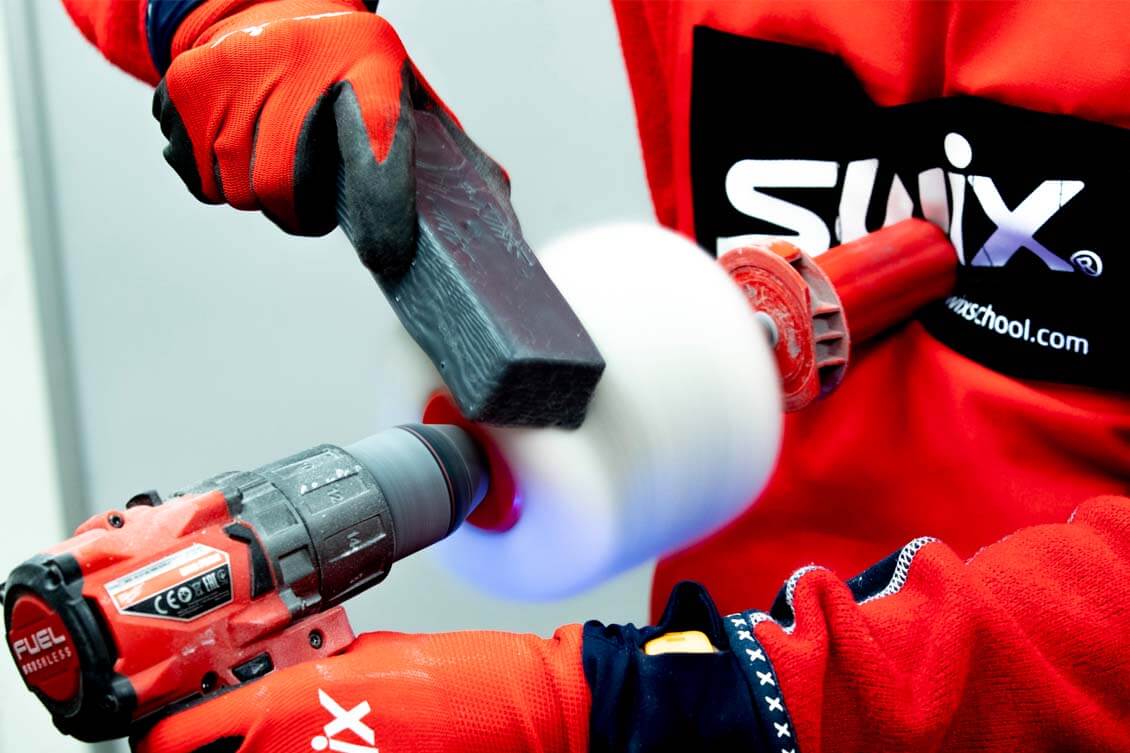 Swixin kehittämällä menetelmällä kova vaha viedään suksen pohjaan merinovillaisella rotoharjalla.,[01] Vauhti Clean & Glide on luistopinnoille tarkoitettu puhdistusaine. [02] Rexin RCX-sarjan fluorit alittavat EU:n raja-arvot. [03] Swixin Marathon Pro viedään suksen pohjaan merinovillaisella rotoharjalla. [04] Optiwaxin luistonauhalla kuumavoitelu syntyy siististi.