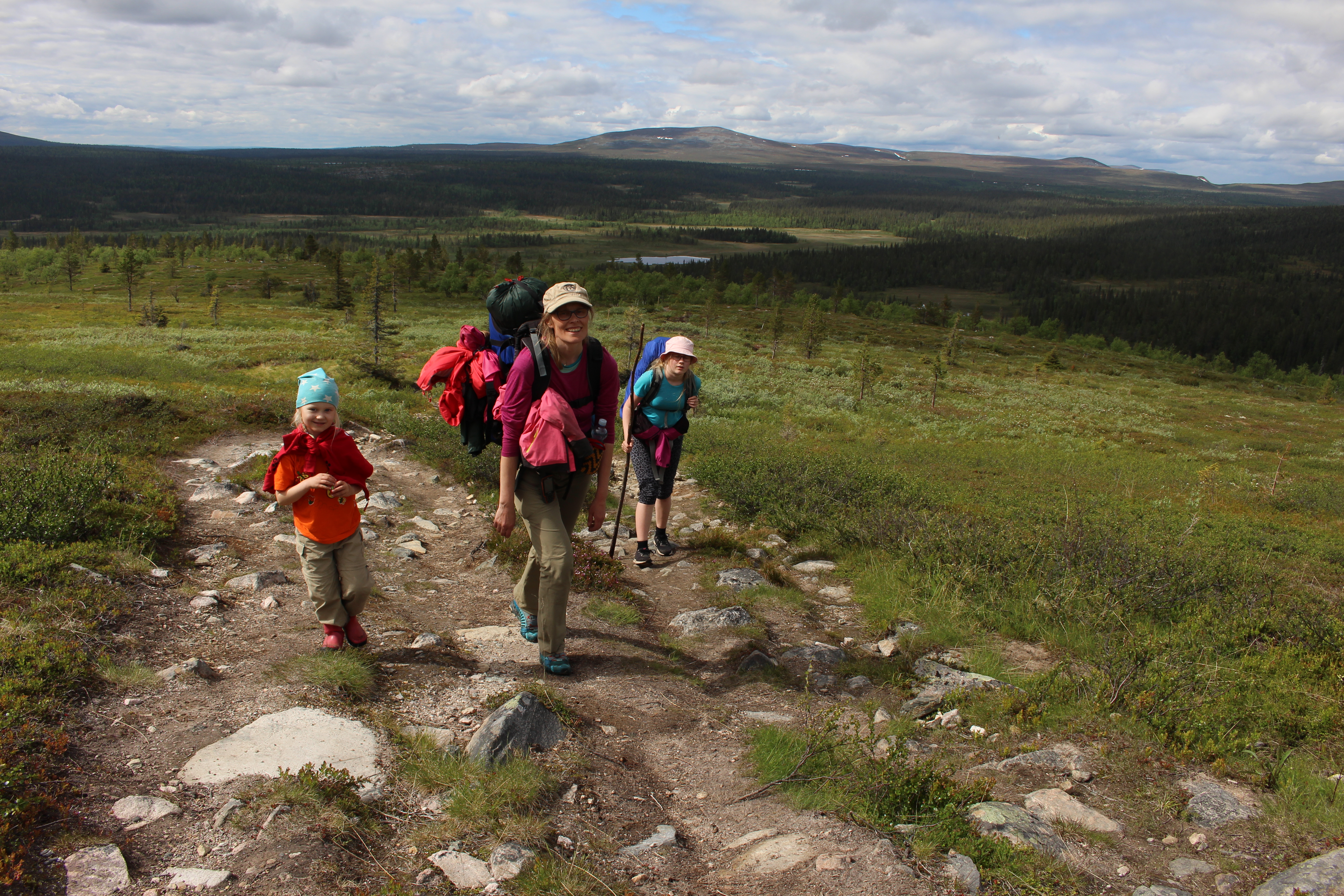 Nousu Lumikerolle oli pitkä, mutta sujui leikkien merkeissä mukavasti. Kuva: Jouni Laaksonen.