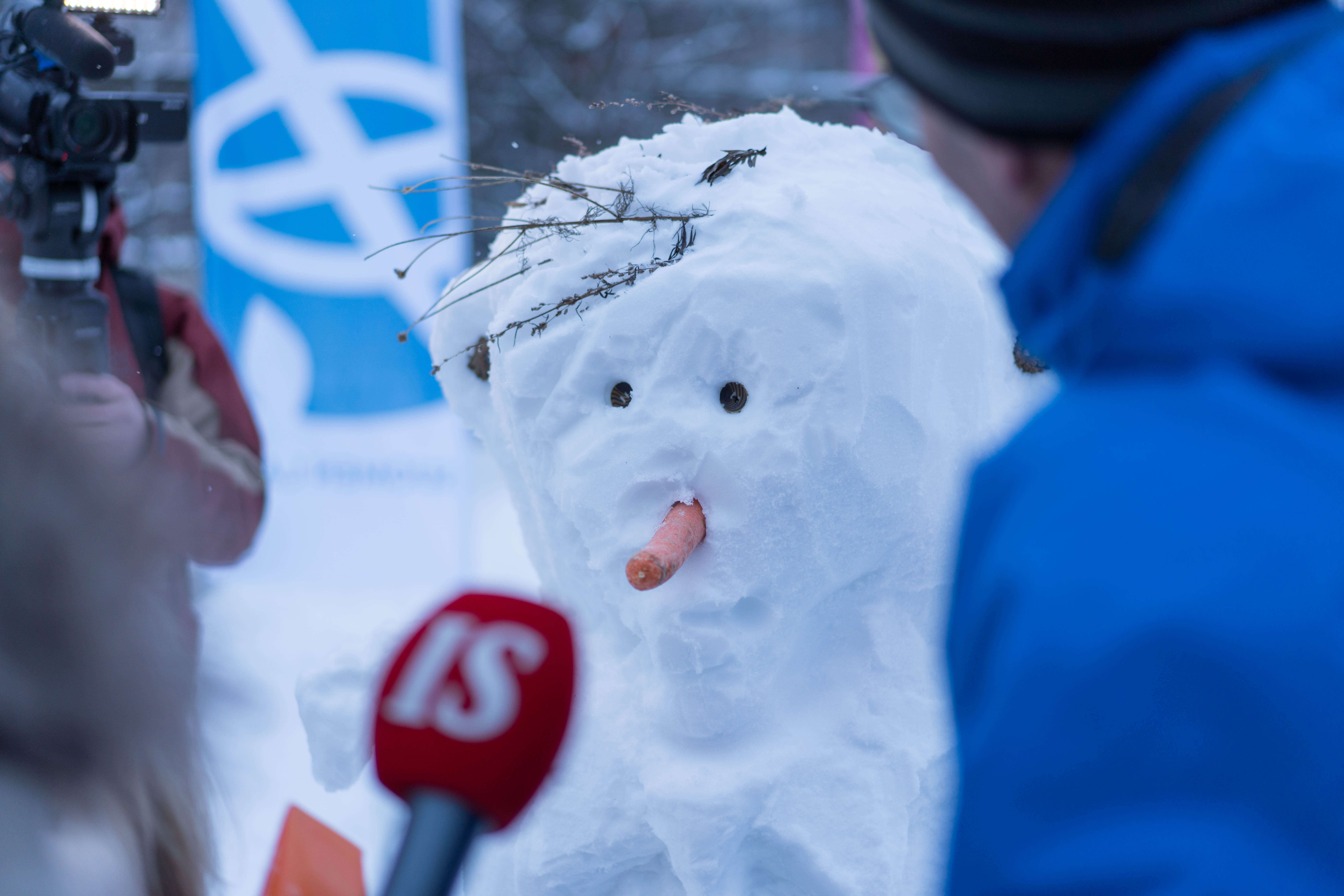 Lumiukot innostivat myös eduskuntaryhmiä luovuuteen vaaliteemojensa kanssa. Kuva: Panu Könönen.