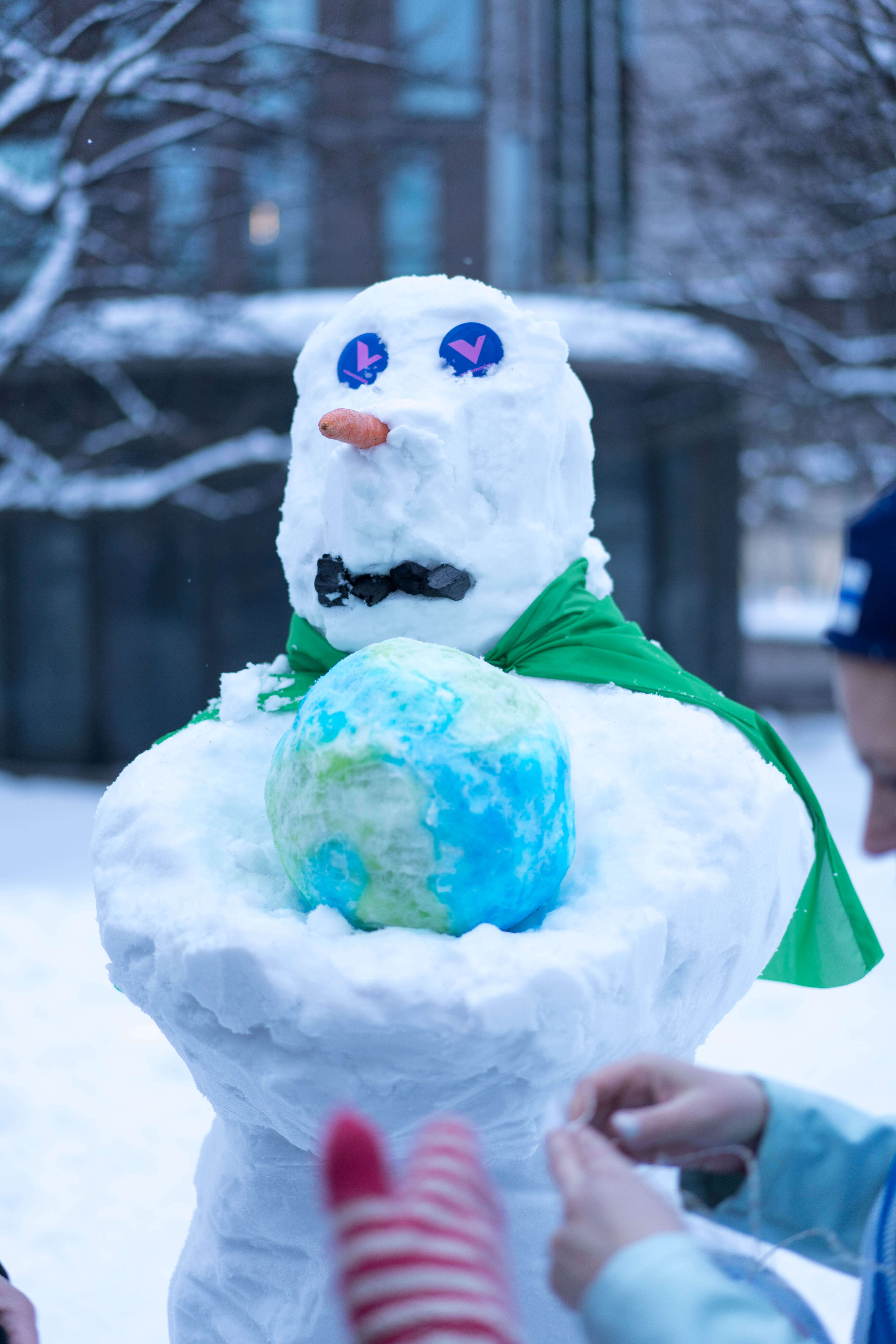 Lumiukot innostivat myös eduskuntaryhmiä luovuuteen vaaliteemojensa kanssa. Kuva: Panu Könönen.
