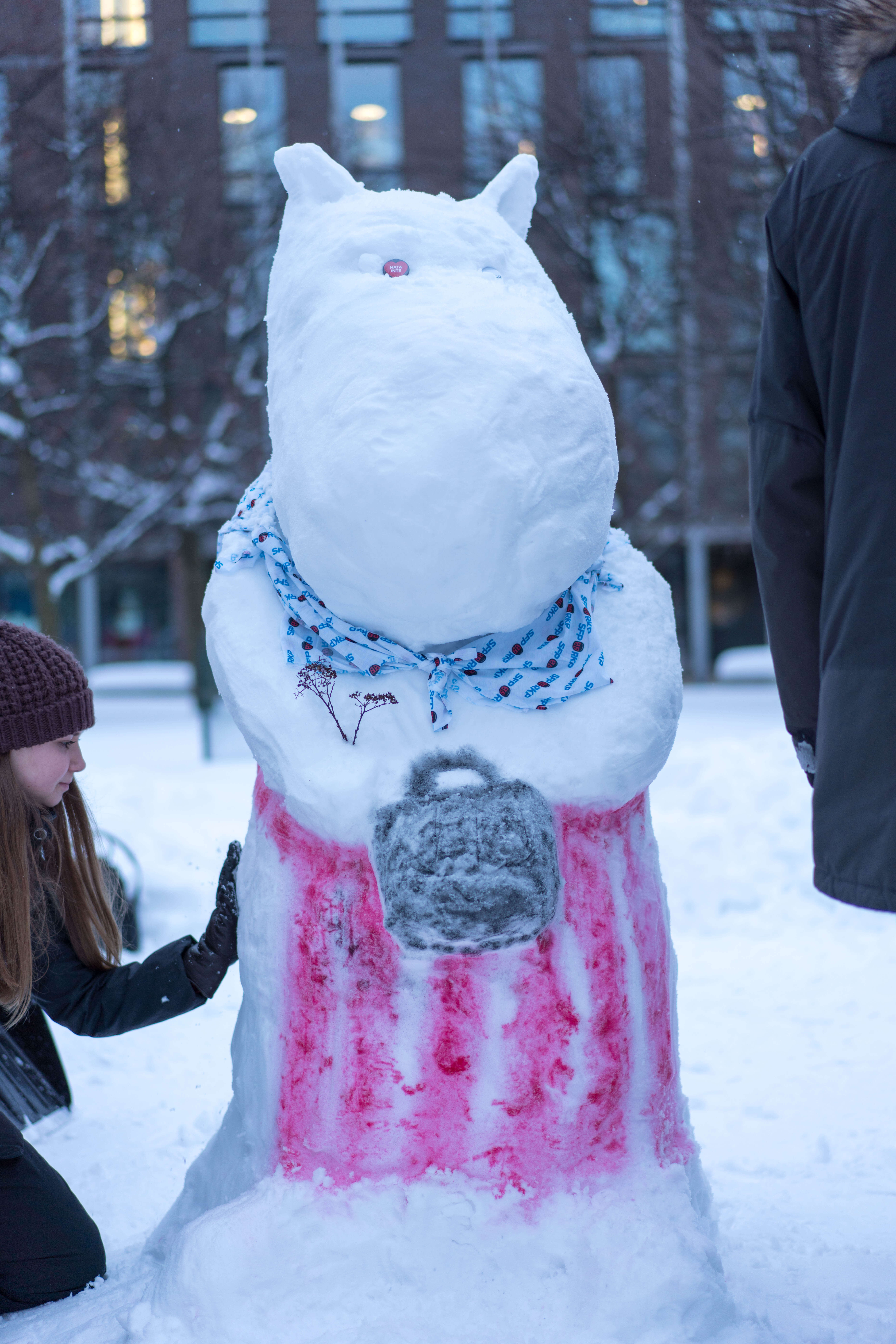 Lumiukot innostivat myös eduskuntaryhmiä luovuuteen vaaliteemojensa kanssa. Kuva: Panu Könönen.