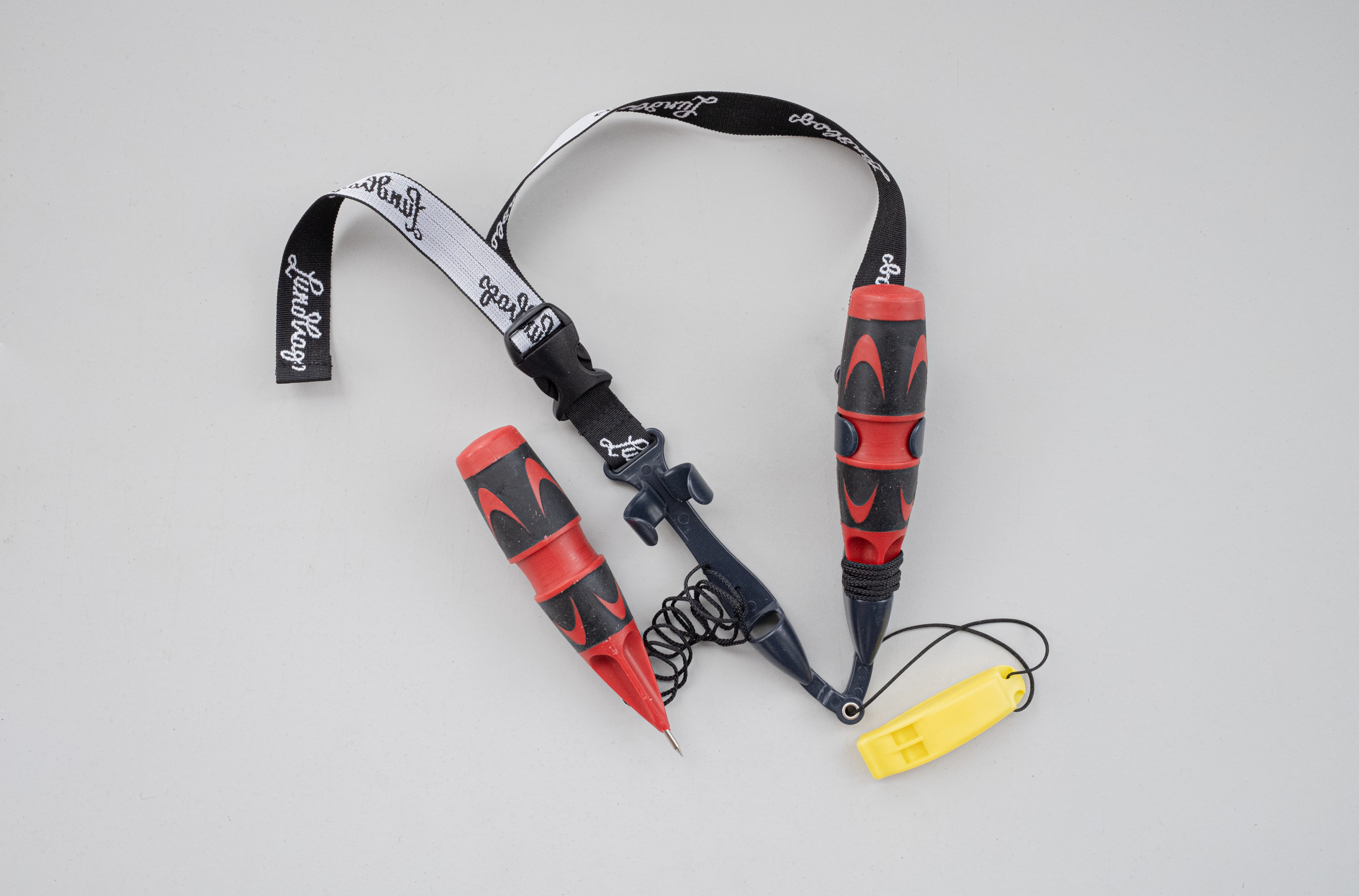 LUNDHAGS PRO GRIP. Tähtiluokitus: 4,5/5. Lundhagsin naskali loisti kaikilla osa-alueilla. Erityistä kiitosta se sai pukemisesta. Niskaremmissä olevan pistosoljen ansiosta naskaleita ei tarvitse pujottaa pään yli. Kun säätö on tehty kerran, remmiä ei tarvitse pukiessa löysätä ja kiristellä paikoilleen. Nivelletty teline on testin paras. Sitä on myös pito, kuten tuotteen nimikin kertoo. Kahvaa ei ole muotoiltu liikaa. Se on aavistuksen lyhyt, mutta paksuus keräsi kiitosta. Piikki on lyhyehkö, mutta pureutuu hyvin kohvaan. Lyhyt kahva katoaa rukkasen sisään, mutta jäälle noustaessa Lundhagsit ovat silti testin eliittiä. Hintaluokka: 25 €,SKYLLERMARKS MÖJA. Tähtiluokitus: 4/5. Käytössä Möja kuului raadin suosikkeihin. Naskalit löytyvät hyvin ja irtoavat kiinnikkeistään helposti. Piikki on erinomainen ja pitää hienosti haastavissa jääolosuhteissa. Suurin ero Lundhagseihin syntyi pukemisessa ja säätämisessä. Skyllermarksit on pujotettava pään yli ja kiristettävä joka kerta erikseen. Kiristys on luotettava mutta niin tiukka, että se onnistuu parhaiten toisen ihmisen avustuksella. Tämän jälkeen naskalit istuvat mallikkaasti. Kahva on riittävän pitkä, mutta aavistuksen ohut paksuille hanskoille. Hintaluokka: 17 €,ISVIDDA. Tähtiluokitus: 3/5. Isviddan etuna on ripustus, joka on toteutettu samanlaisella pistosoljella kuin Lundhagseissa. Naru on kilpailijoita vahvempi ja sillä oli taipumus takertua jään reunaan. Piikit ovat testin parhaimmistoa. Voimakkaasti muotoiltuja kahvoja pidettiin aavistuksen liukkaina. Epäsymmetrisinä ne pysyvät telineessä vain tietyssä asennossa, joka on toki ergonomisesti oikea. Käyttökuntoon laitettaessa Isviddan narut ja rensselit tuntuivat olevan toistuvasti solmussa. Kiinnitysremmiin on pujotettu ylimääräiset irtoklipsit, joiden tarkoitus jäi epäselväksi. Kokonaisuus on selvästi testin painavin. Hintaluokka: 17 €,SKYLLERMARKS HANSA. Tähtiluokitus: 3/5. Hansat poikkeavat muista pidikkeellisistä malleista, sillä telineessä ei ole lainkaan saranaa, jolla naskaleiden kulmaa voi säätää. Istuvuus jakoi mielipiteitä. Teline on toki joustava ja toisten mielestä passeli, mutta jotkut testaajat kokivat, että naskalit asettuvat turhan tiiviisti kaulan ympärille. Yksinkertainen kiristys on pidikkeellisistä malleista helpoimmin tehtävissä, mutta pään yli puettaessa niskalenkki on pisimmilläänkin lyhyehkö. Kahvat ovat eri muotista kuin Möjassa, mutta sisarmallin tapaan ne koettiin riittävän pitkiksi ja aavistuksen ohuiksi. Jäälle noustessa Hansat tekivät sen mitä pitää.