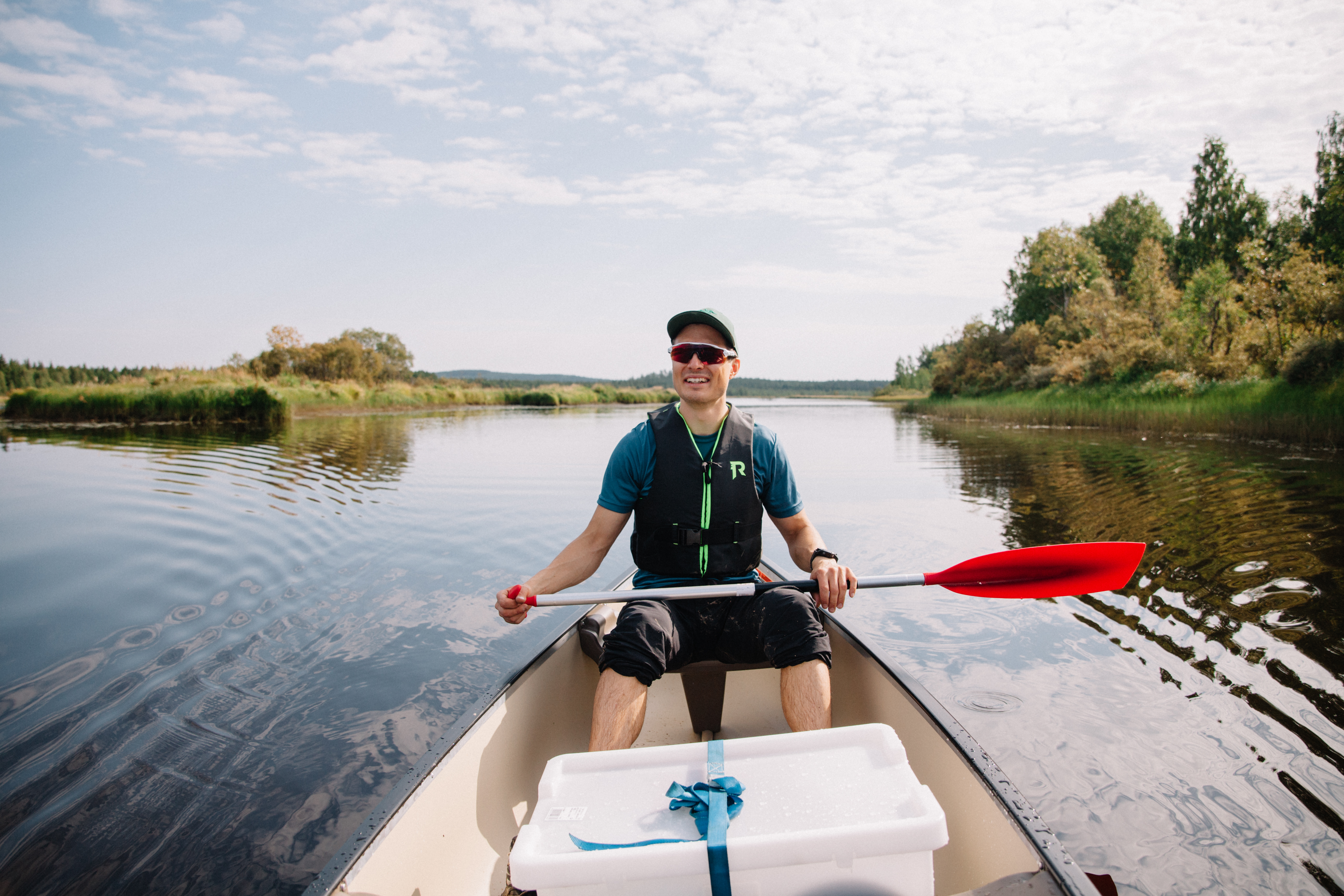 Mikael-opas yöttömän yön melontareitillä. Kuva: Marinella Himari.