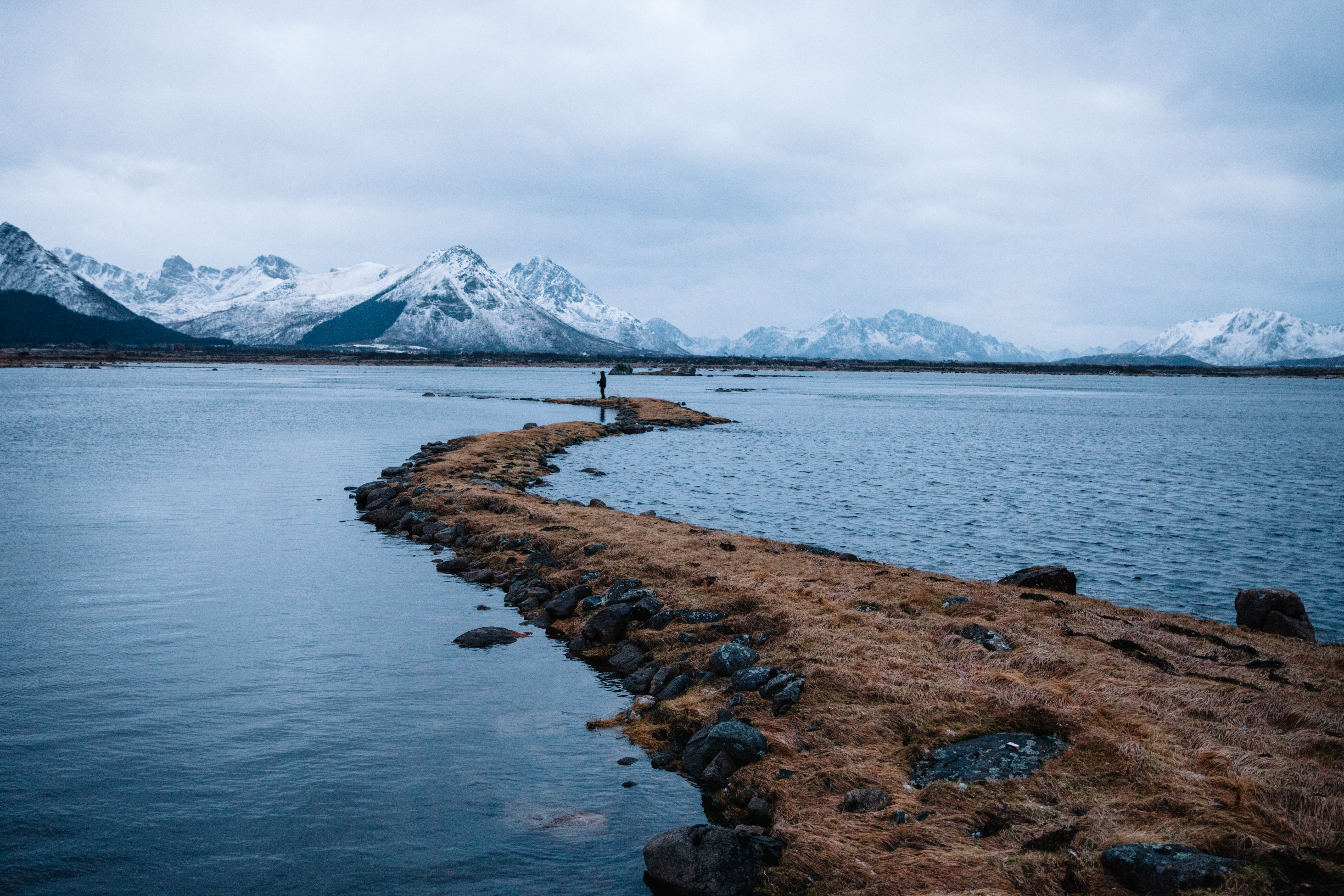 Matalikoilla meritaimenessa. Emme harrasta pyydä ja päästä -kalastusta. Ongimme aina syödäksemme ja vain sen verran, mitä tarvitsemme. Ennen pilkkikauden alkua kävimme narraamassa meritaimenia oman saaren matalikolta, jonne kalat saapuvat ruokailemaan laskuveden aikaan. Alkuvuodesta kesäkuun kahdelle ensimmäiselle viikolle rannalta voi myös kerätä rakkopäisiä leviä, joista valmistetaan hapanimelää merileväpikkelsiä. Kuvat: Marinella Himari.