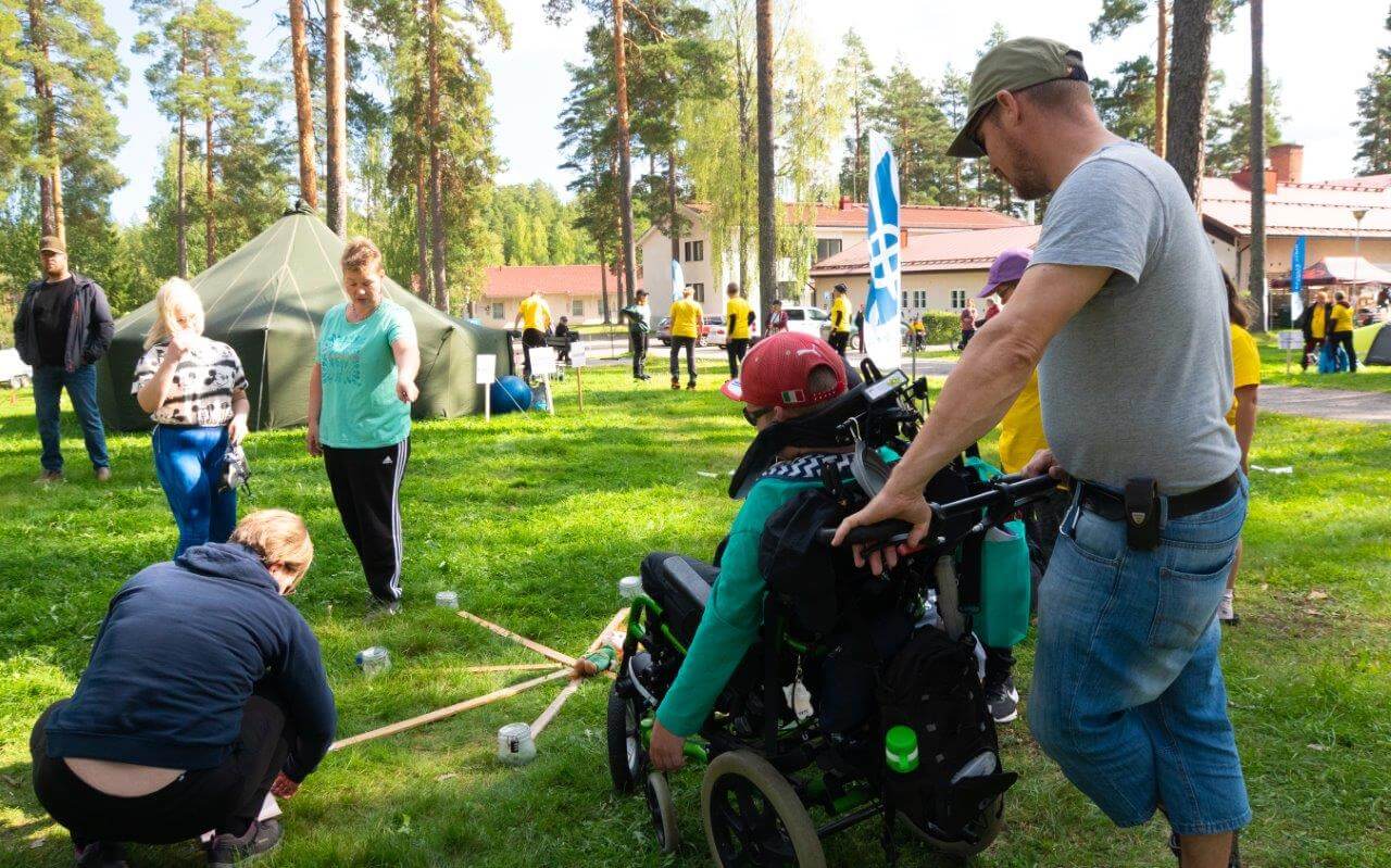 Suomen Ladun Nuku yö ulkona -kampanjan osana järjestettiin Metsähotelli-tapahtuman Pieksämäellä, jossa myös esteettömyys ja kaikkien osallistuminen oli huomioitu. Kuva: Tero Eloranta.