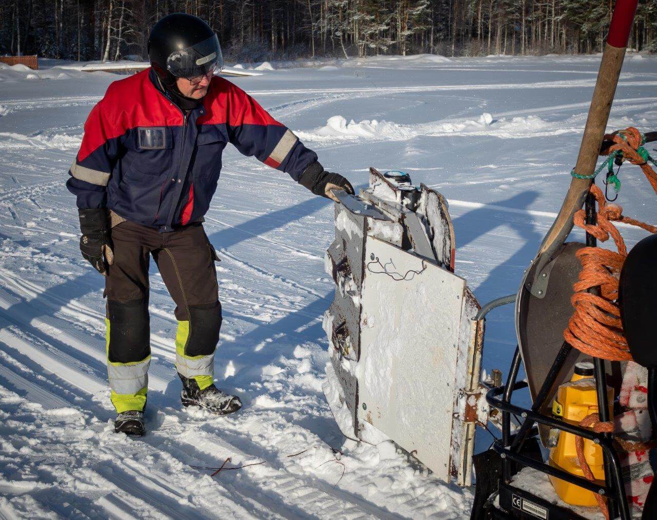 Leveimpiä urista mahtuu ajamaan myös moottorikelkalla. Moottorikelkan perässä kulkee käännettävä laite, jonka toinen puoli tekee perinteisen latua, toinen monikäyttöuraa. Nimeä kysellessä kelkan kuljettaja Heikki Kokki toteaa nauraen: ”Tämä on tällainen savolainen hökötys.” Kuva: Terhi Ilosaari.