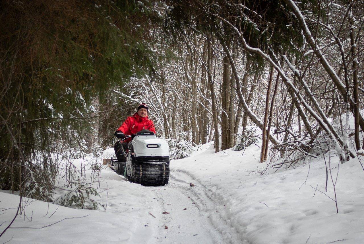 Lumireki talvipolkua kunnostamassa. Kuva: Terhi Ilosaari.