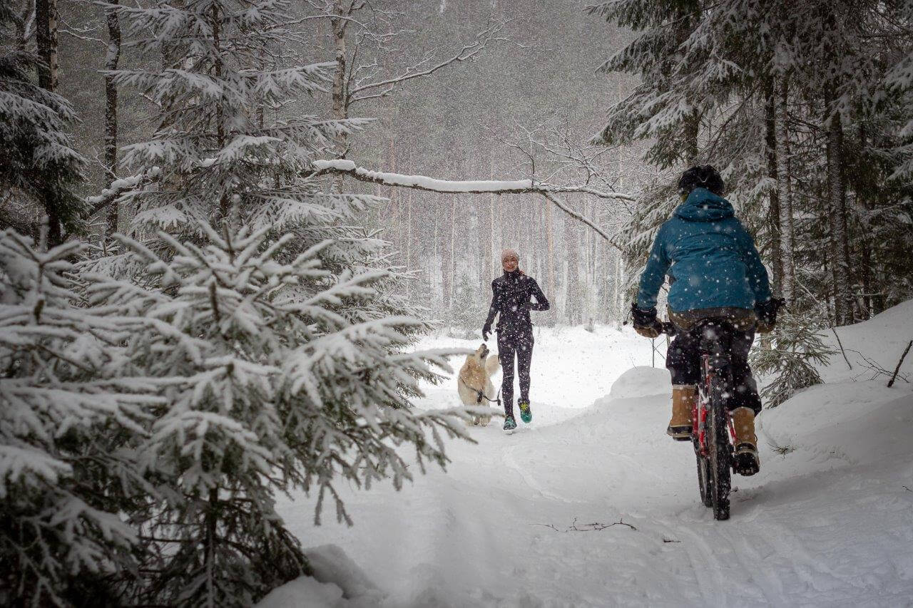 Talvipoluilla päivittäin liikkuva Henna Järvisalo valottaa urien mahdollistavan talvisen luonnon laajalle käyttäjäkunnalle: ”Pienimmän lapseni kanssa käymään laavuilla opettelemassa erätaitoja ja eväsretkillä. Lapsi kulkee osan matkaa pulkassa, osan kävellen. Kuljen monikäyttöuralla kävelyn lisäksi juosten ja pyöräillen.” Kuva: Tom Toivonen.