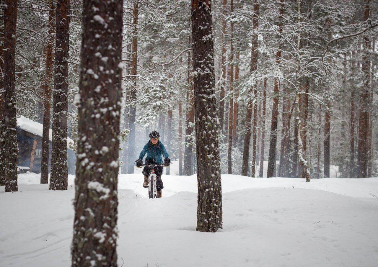 Maastopyöräilijät kehuvat talvipolulla pyöräilyä kesää helpommaksi koetukseksi ja kannustavat aloittelijoita kokeilemaan laji nimenomaan talvella. Kuva: Tom Toivonen.