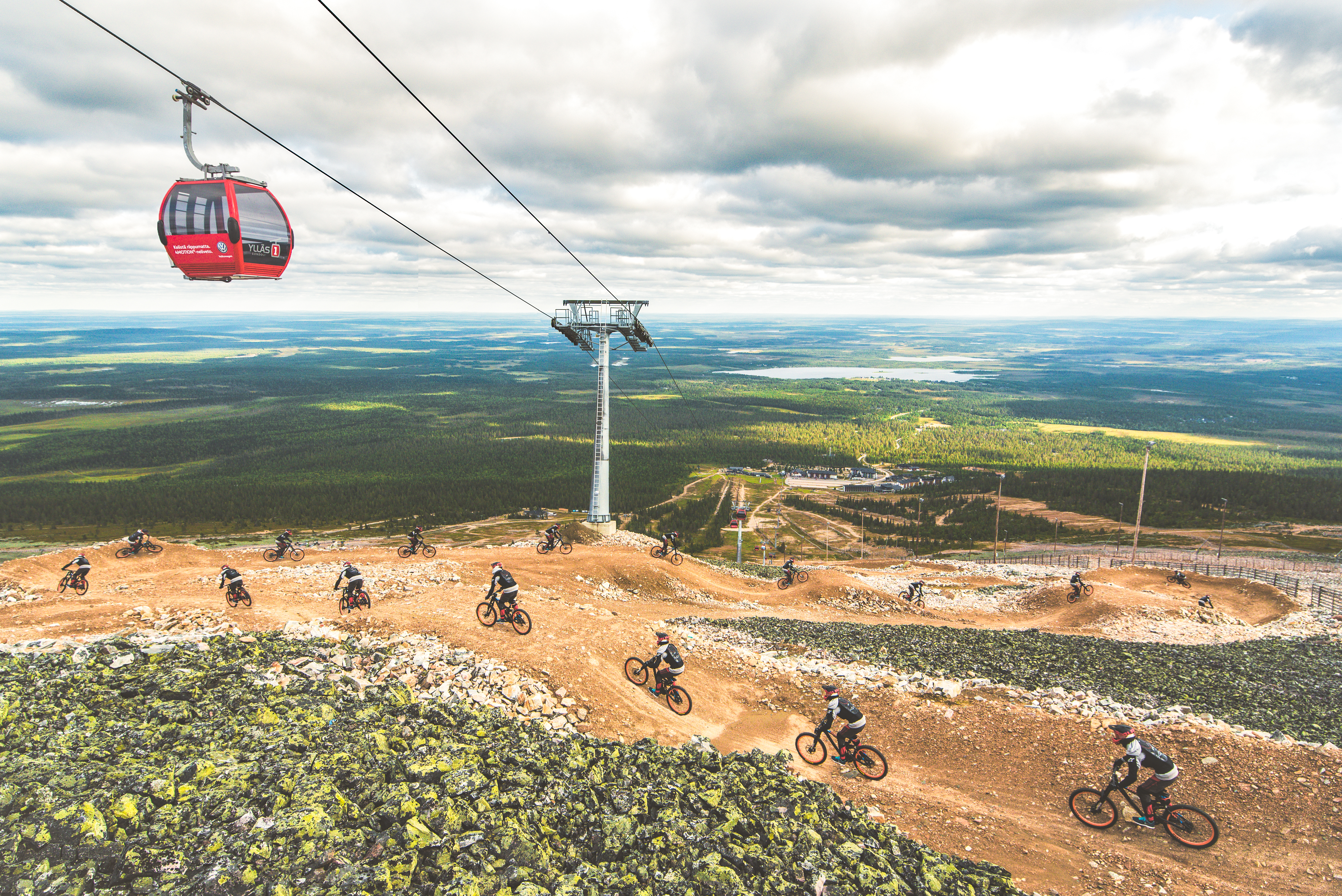 Hiihtohissit on valjastettu kesällä maastopyöräilijöiden käyttöön. Kuva: Visit Ylläs/Topi Leikas.