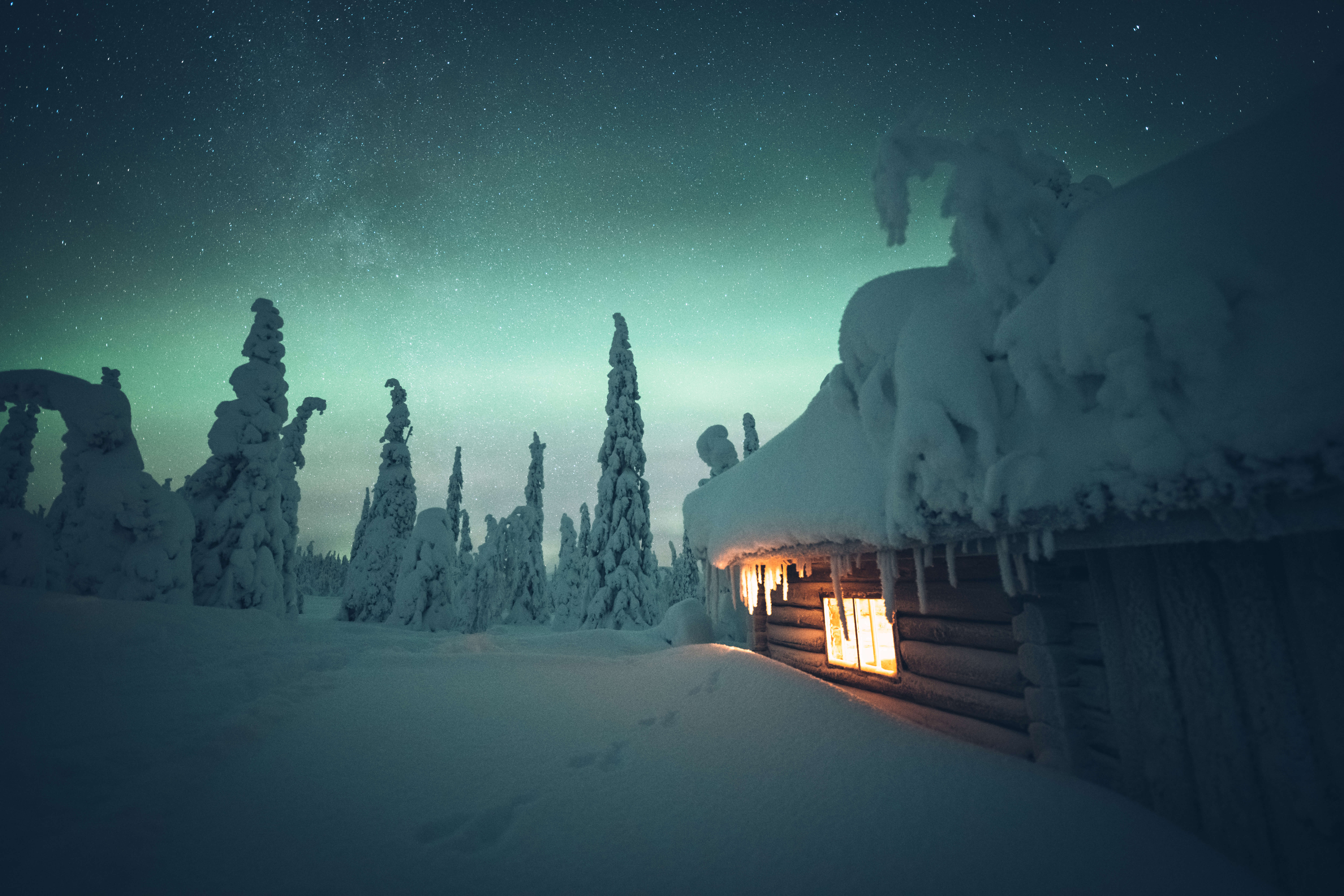 Mustavaaran (Pallas) iäkäs ja sympaattinen autiotupa on poistettu käytöstä, mutta tupa jätettiin lukittuna paikalleen kulkijoiden ihasteltavaksi ulkoa päin. Lähelle on rakennettu kota ja uudet käymälät. Kuvat: Eeva Mäkinen.