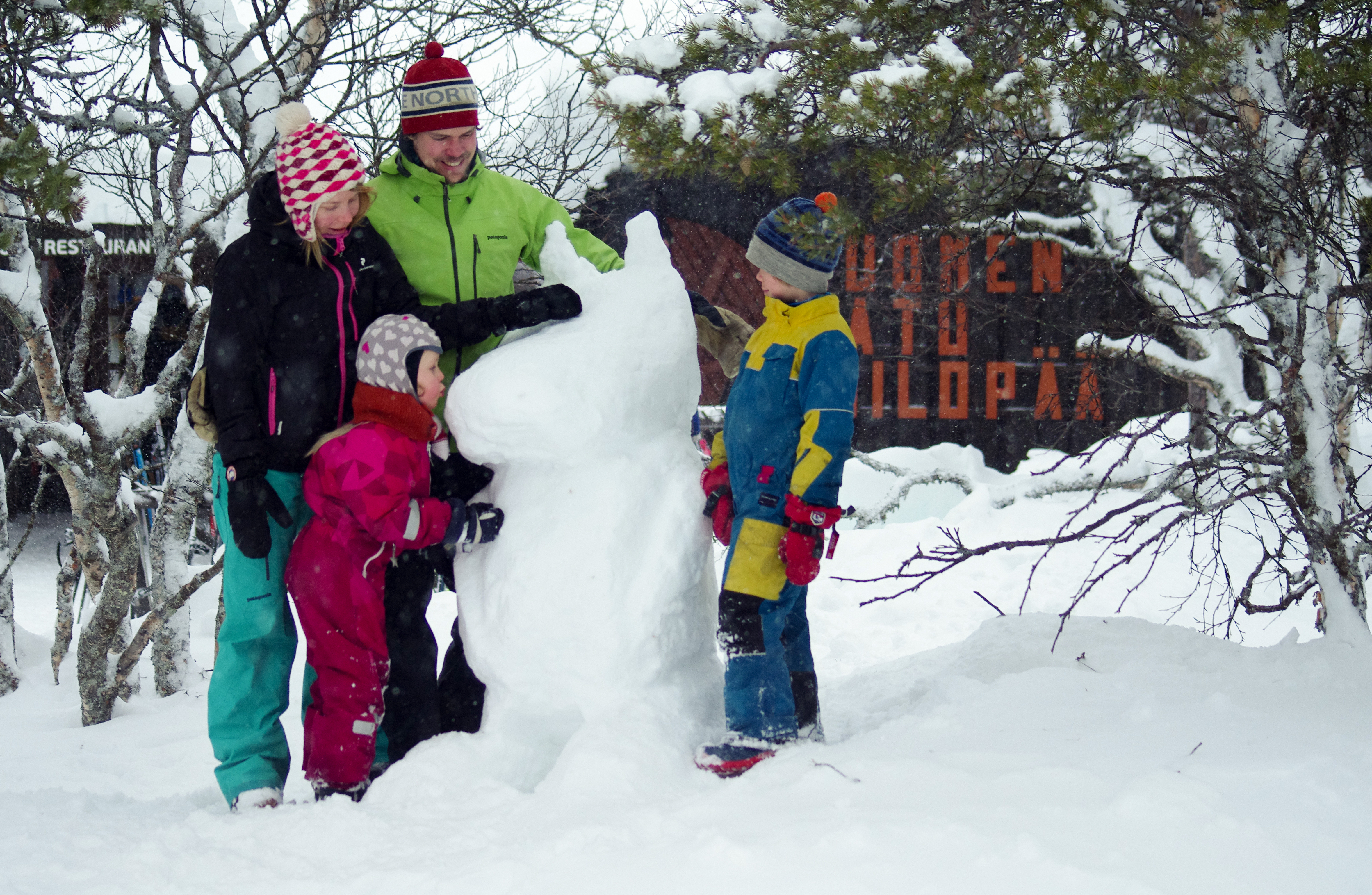 Anu Aarnio ja Kristian Henriksson sekä lapset Aili ja Oiva muovasivat hiihtolomalla lumesta muumin Kiilopään tunturikeskuksen eteen. Kuva: Tomi Savolainen.