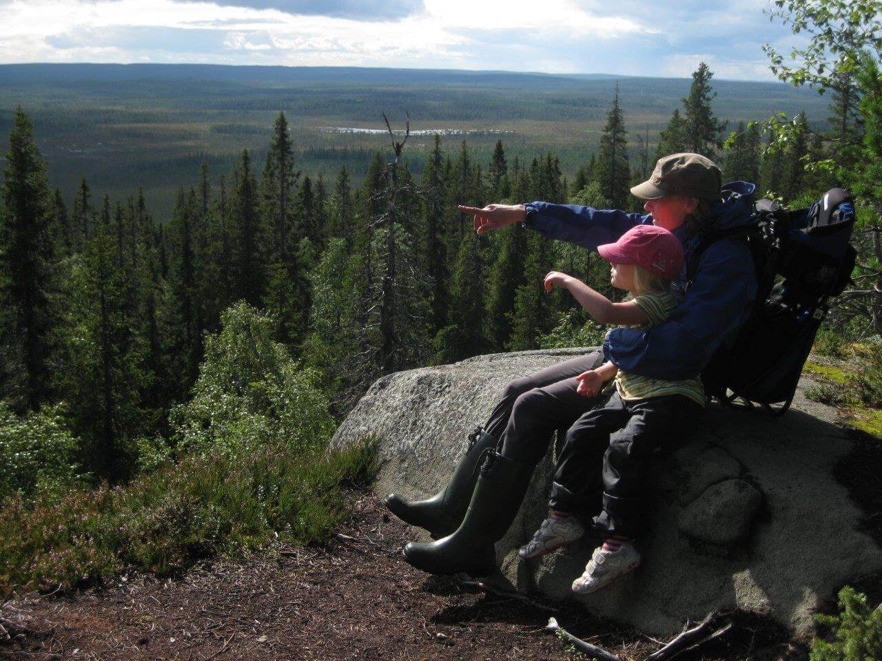 Närängänvaaran Yheksänsylenkalliolta aukeaa näköala lounaaseen. Kuvat: Jouni Laaksonen.