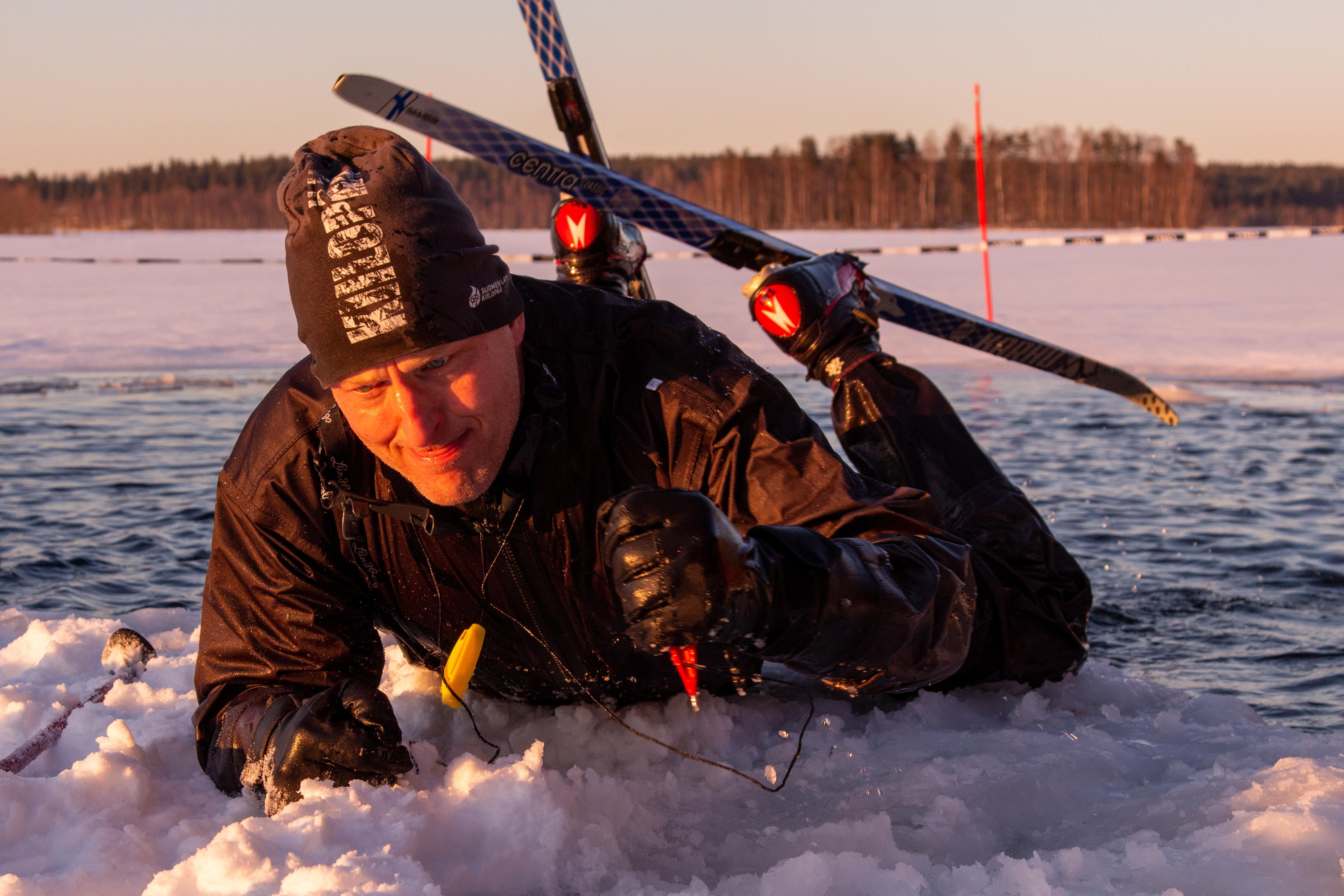 Hiihtäjällä on omat haasteensa. Sauvat on saatava rannalle ja sukset pinnalle. Kuvat: Tapani Leppänen.