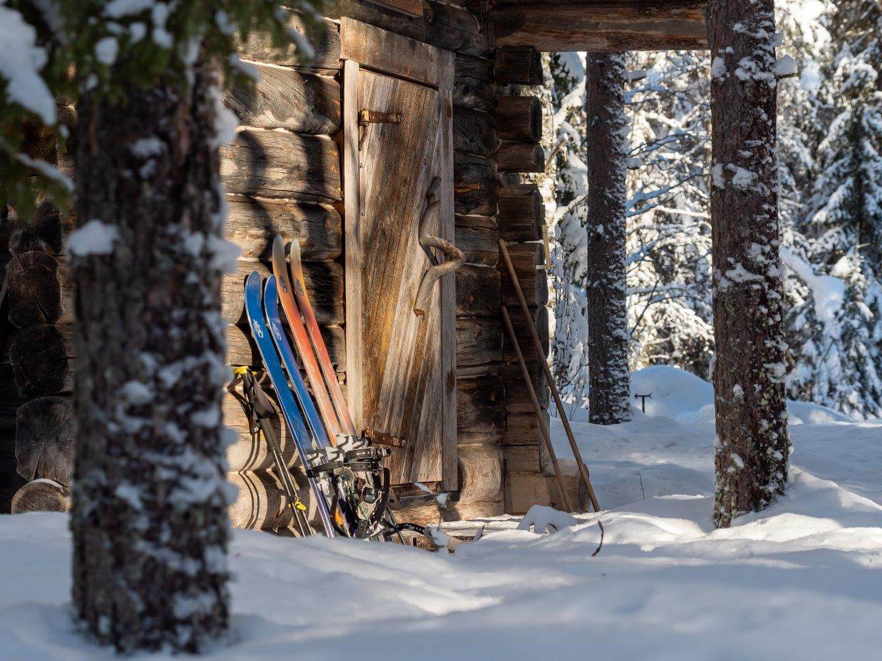 Luksuskahvilla Niemipuron autiotuvalla itärajan vieressä. Kuva: Terhi Ilosaari.