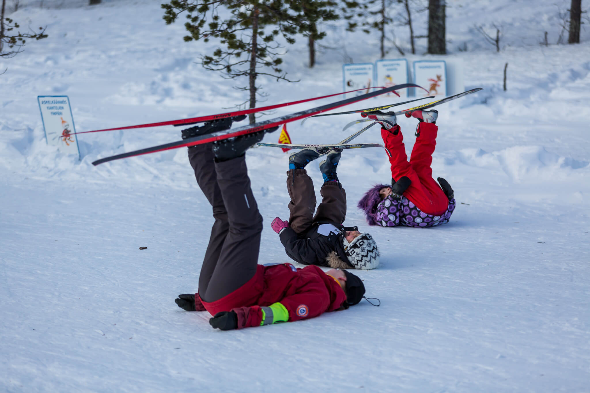 Kaatumista kannattaa harjoitella yhdessä niin, että aikuinen näyttää mallia. Kuvat: Sampsa Sulonen.
