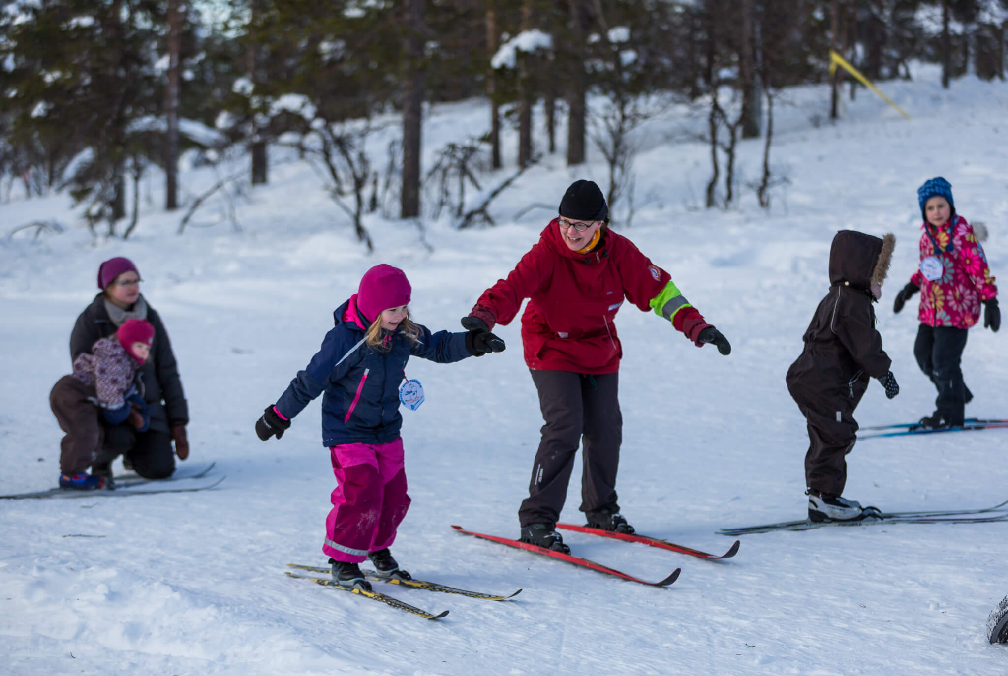 Erilaiset leikit motivoivat lapsia. Samalla hiihtotaito karttuu kuin varkain.