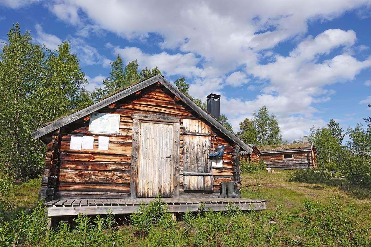 [03] Øvre Anárjohka. Andreas Nilsen -hytta on kämppä keskellä erämaata. Kuva: Oula Niemelä.