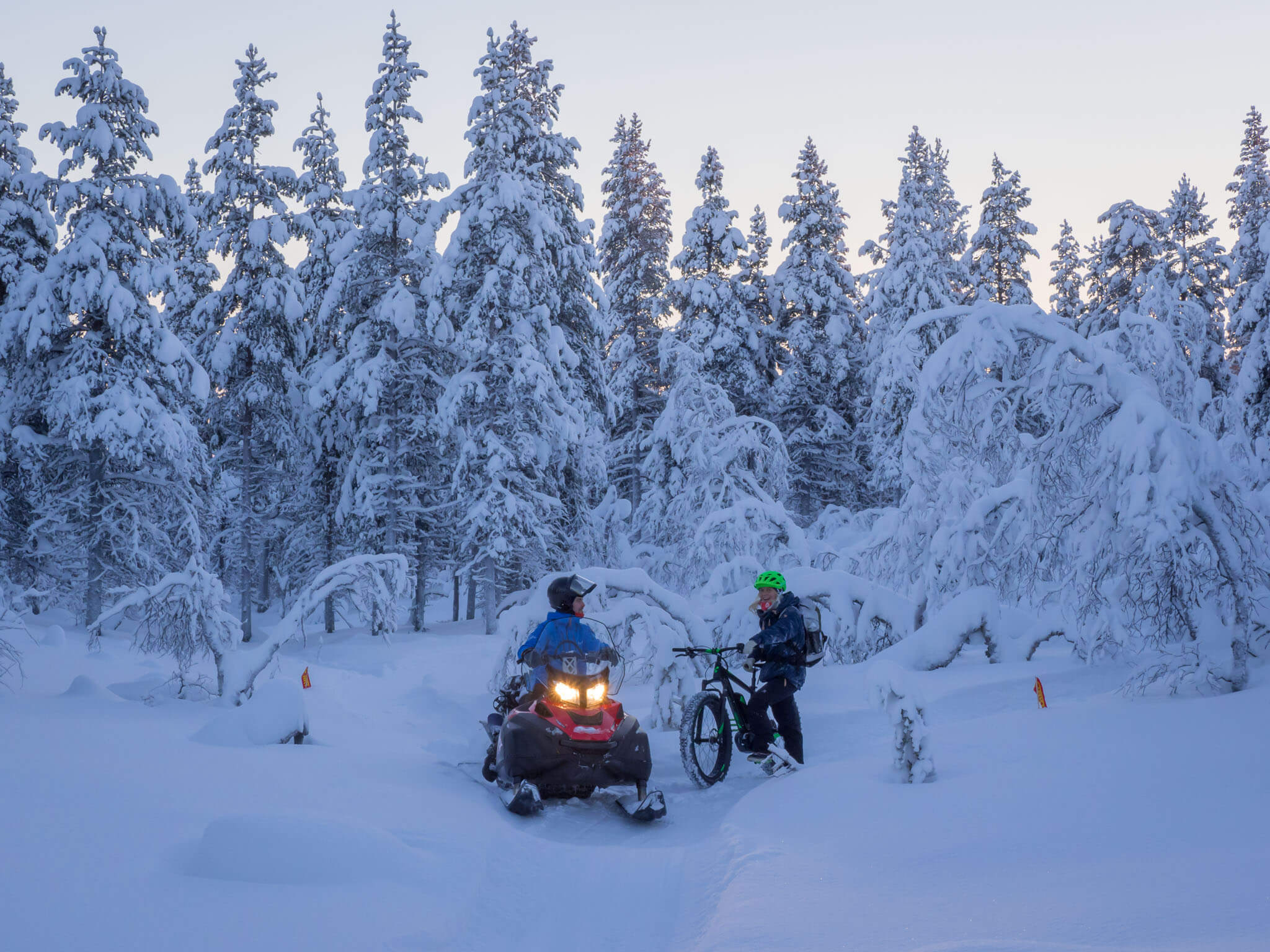 Maastopyöräily moottorikelkkaurilla on nykyisinkin sallittua. Vilkkaimmilta reiteiltä ja urilta kannattaa pyöräilijän pysyä poissa, mutta erämaareiteillä tilaa on kaikille. Kuva: Sampsa Sulonen.