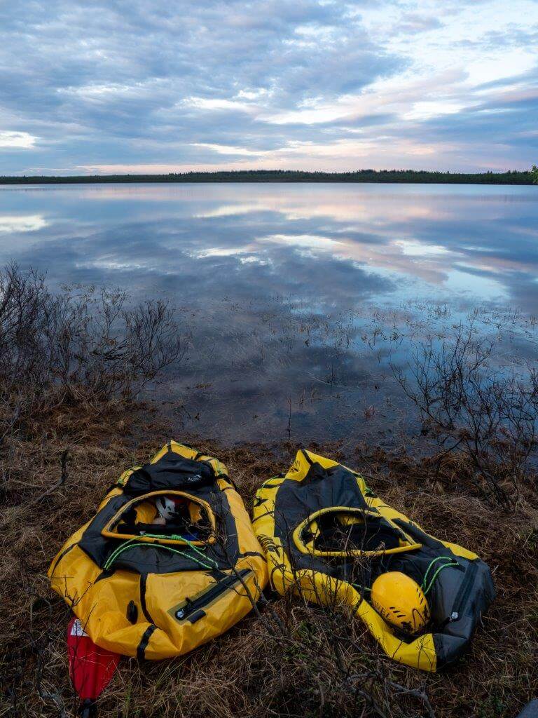 Reppulautat. Jo pidemmän aikaa mielissämme oli hautunut reppulauttaan tutustuminen. Kokemattomina melojina emme uskaltautuneet lähteä matkaan avokanootilla, joten päädyimme reppulauttoihin. Valinta osoittautui oikeaksi, vaikka suvantopaikoissa saimme tehdä töitä huomattavasti enemmän kuin kajakeilla liikkuneet ystävämme. Meidän kaltaisillemme keltanokkamelojille ilmatäytteiset kumilautat helpottivat myös koskiosuuksia: emme joutuneen ohittamaan yhtään koskipaikkaa lautat selässä kävellen, vaan laskimme onnistuneesti vuolaimmatkin kohdat.