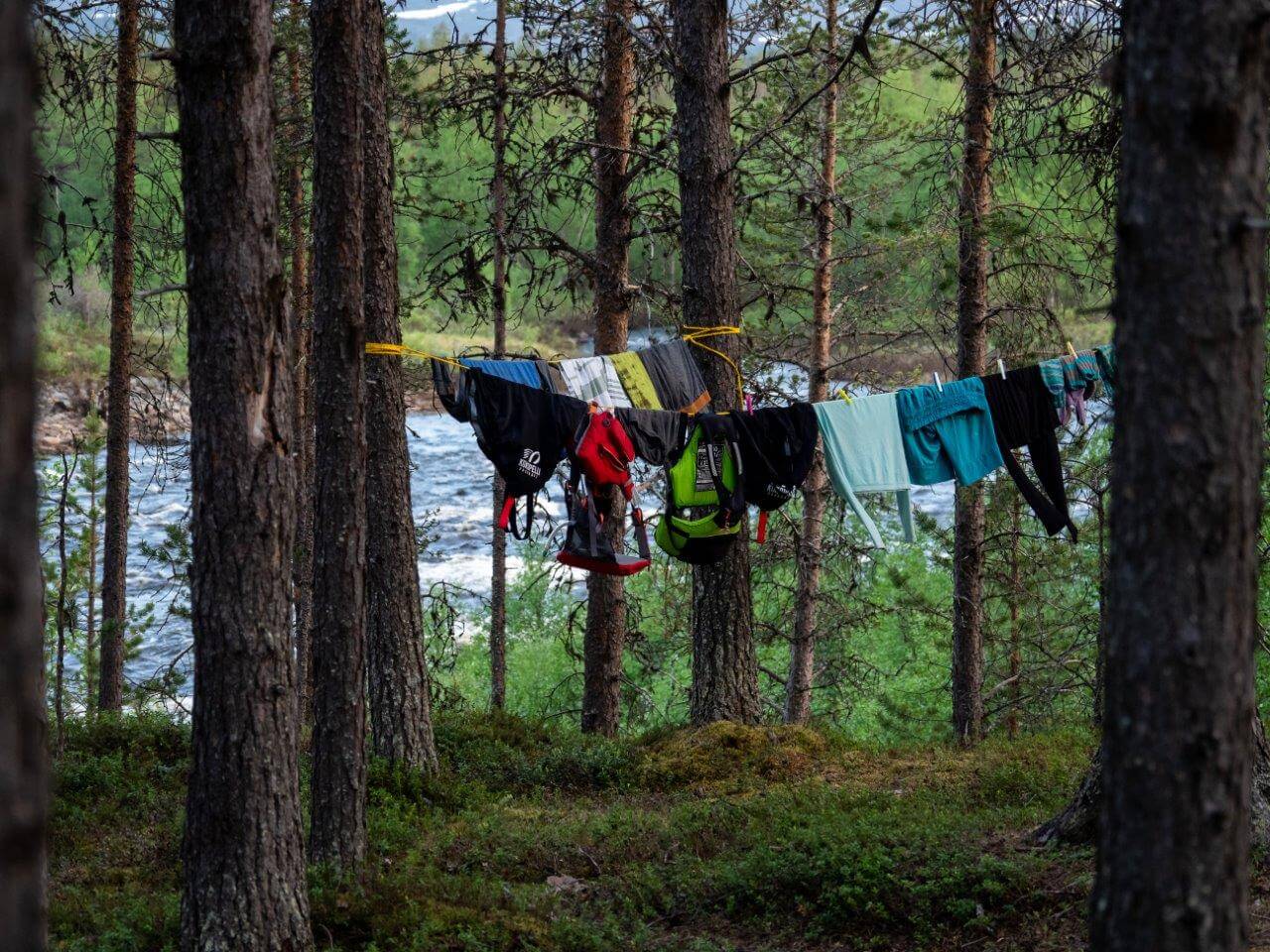 Riippumatot hyttysverkkoineen toimivat erinomaisina majoitteina matkan ajan. Hyttysiin pääsimmekin tutustumaan heti ensimmäisen viikon jälkeen. Leirielämä muuttui riippumatoissa makoiluksi, ja samalla päivämatkat joella pitenivät, sillä hyttyset eivät häirinneet melontaa, vaan odottelivat leiriytyjiä rannan tuntumassa iltaisin. Heittoköydet toimittivat leirissä pyykkinarun virkaa, vaatteemme olivat koskista riippuen märkinä leiriytyessä, mutta sään ollessa mukavan lämmin ja leppeiden tuulien puhaltaessa ne kuivuivat helposti yön aikana.