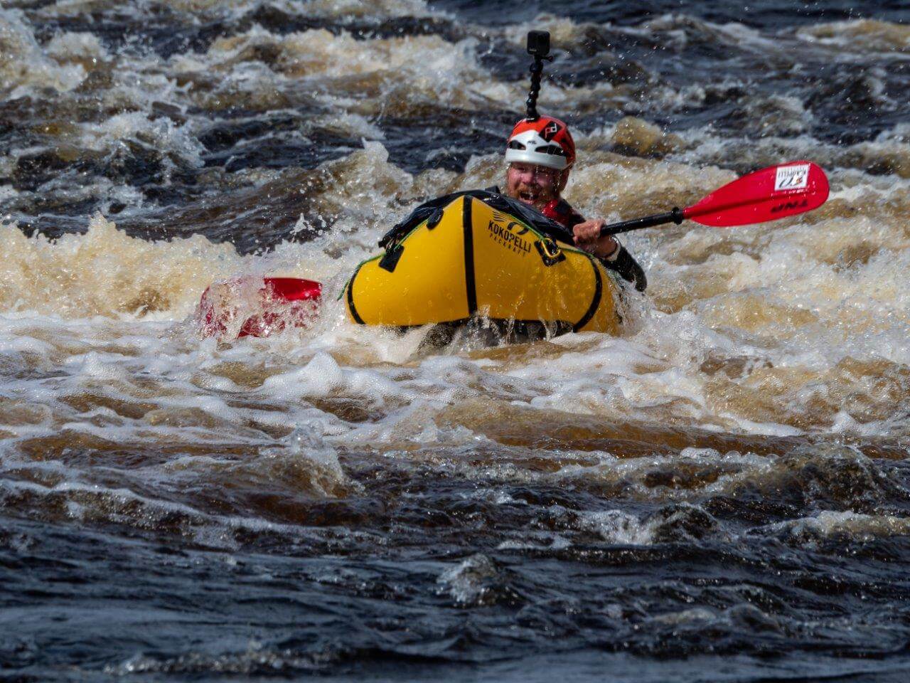 Koskia ja nivoja mahtui matkan varrelle noin 100 erilaista. Ne lisäsivät matkaan sekä vauhtia että jännitystä. Koskien laskemisesta emme olisi selvinneet avokanootilla, mahdollisesti kajakkejakin olisi pitänyt uittaa tai kantaa ohi pahimmista paikoista. Reppulautoilla laskimme kaikki onnistuneesti alas. Koskien ja virtapaikkojen vastapainona on loputtoman pitkiltä tuntuvia suvantoja, ja varsinkin Kittilän jälkeen joki on jo varsin leveä. Rovaniemeä lähestyttäessä joki muuttuikin lähes suistoalueeksi monine pienine saarineen ja salaisine hiekkarantoineen.