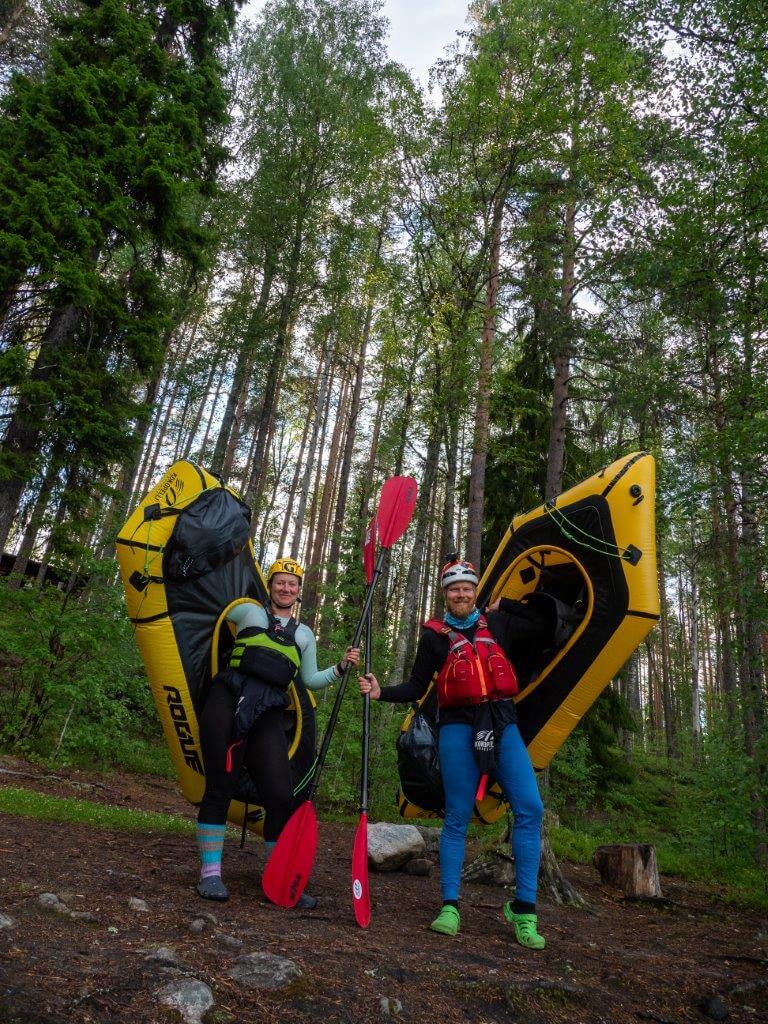 Heidi Karnaattu ja Sampsa Sulonen ovat aloittelevia melontaharrastajia, joiden harjoituskenttänä toimii tätä nykyä Lapin pienet ja suuremmatkin vesistöt. Suomen Ladussa työskentelevä Sampsa dokumentoi retket kameralla, Heidi taas kynällä ja paperilla.