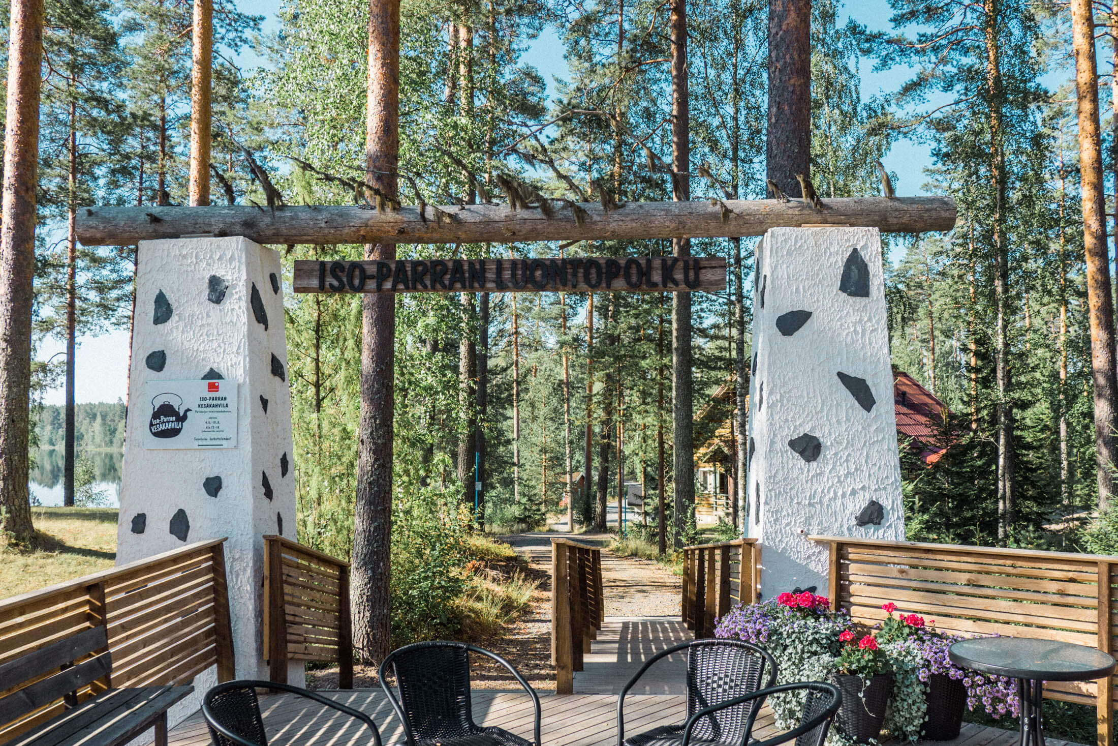 Iso-Parran luontopolku on erityisesti kesällä mahtava kohde. Patikoijia palvelee mm. kesäkahvila.