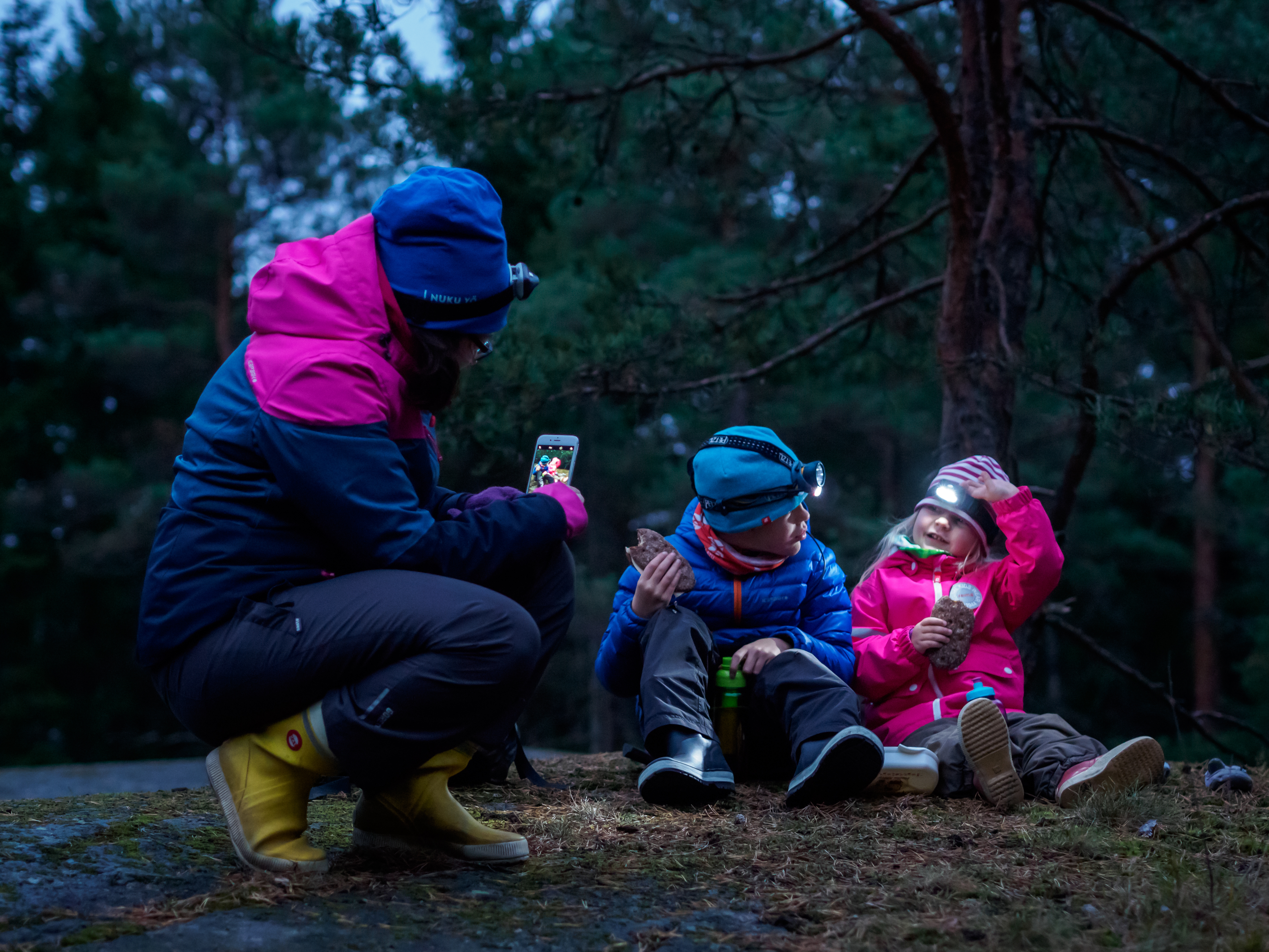 Ulkoilu metsässä ei juuri suomalaisia pelota. Pimeää kuitenkin pelätään vähän. Kuva: Sampsa Sulonen.