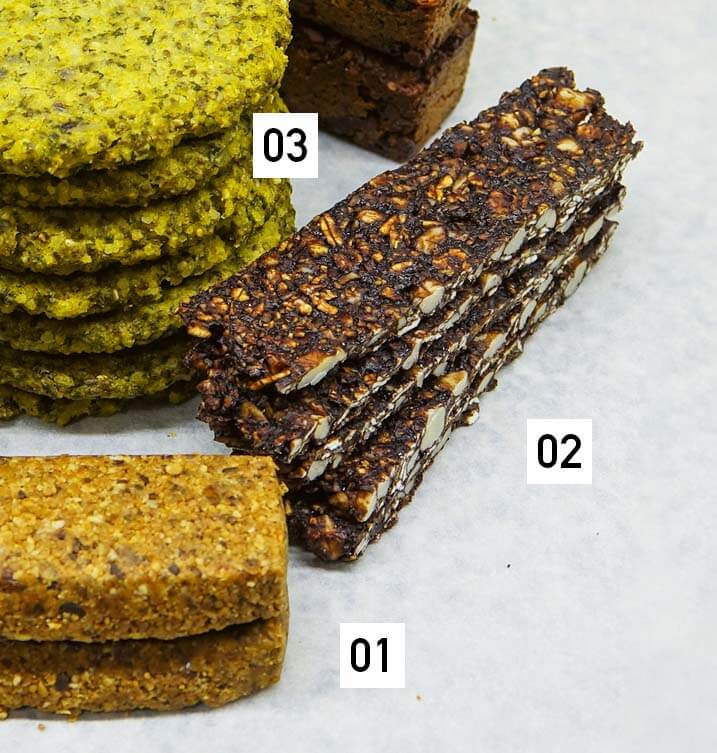 [01] No bake flapjack -raakapatukat, [02] Kuivatetut suklaa-banaanipatukat ja [03] Vihreät kikhernepatukat. Kuva: Raija Hentman.
