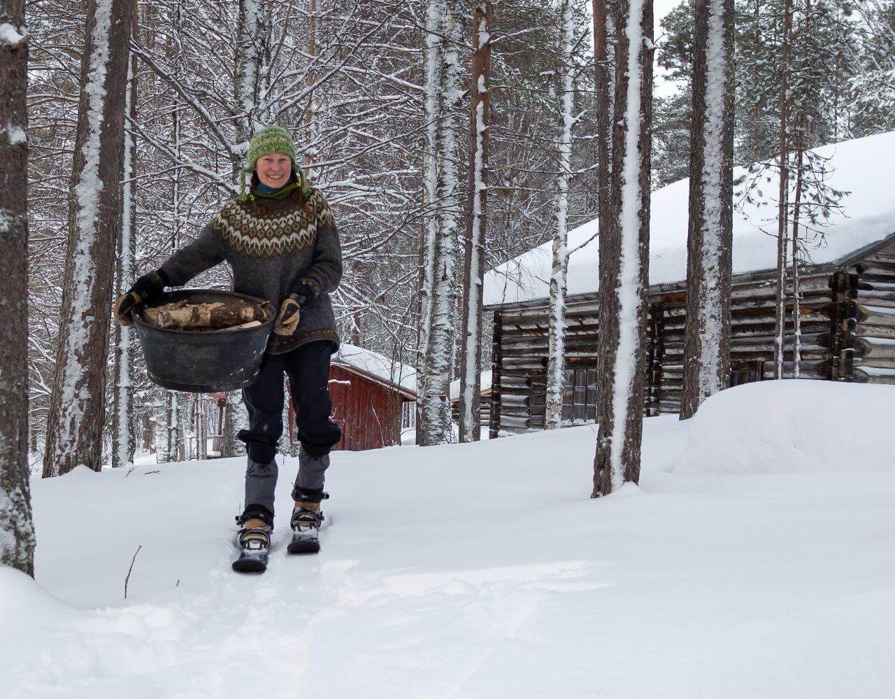 Kun pihan polut ovat tukevan hangen alla, on helpointa suksia paikasta toiseen. Tuvalle kannetaan aina puut seuraavaa tulijaa odottamaan. Kuva: Terhi Ilosaari.