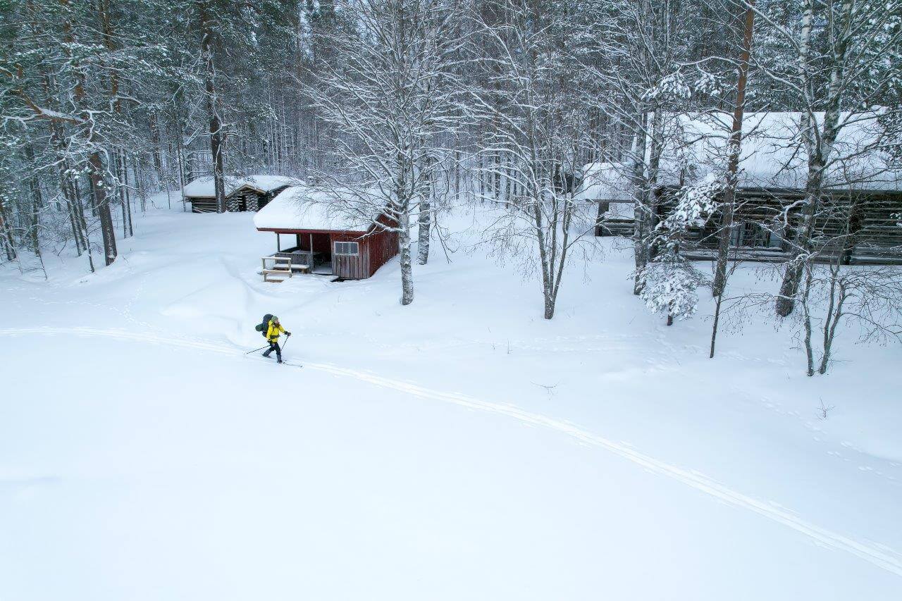 Lieksan Pitkäjärven autio- ja vuokratupa sekä rantasauna ovat Karhunpolku-vaellusreitin varrella. Kuva: Tom Toivonen.