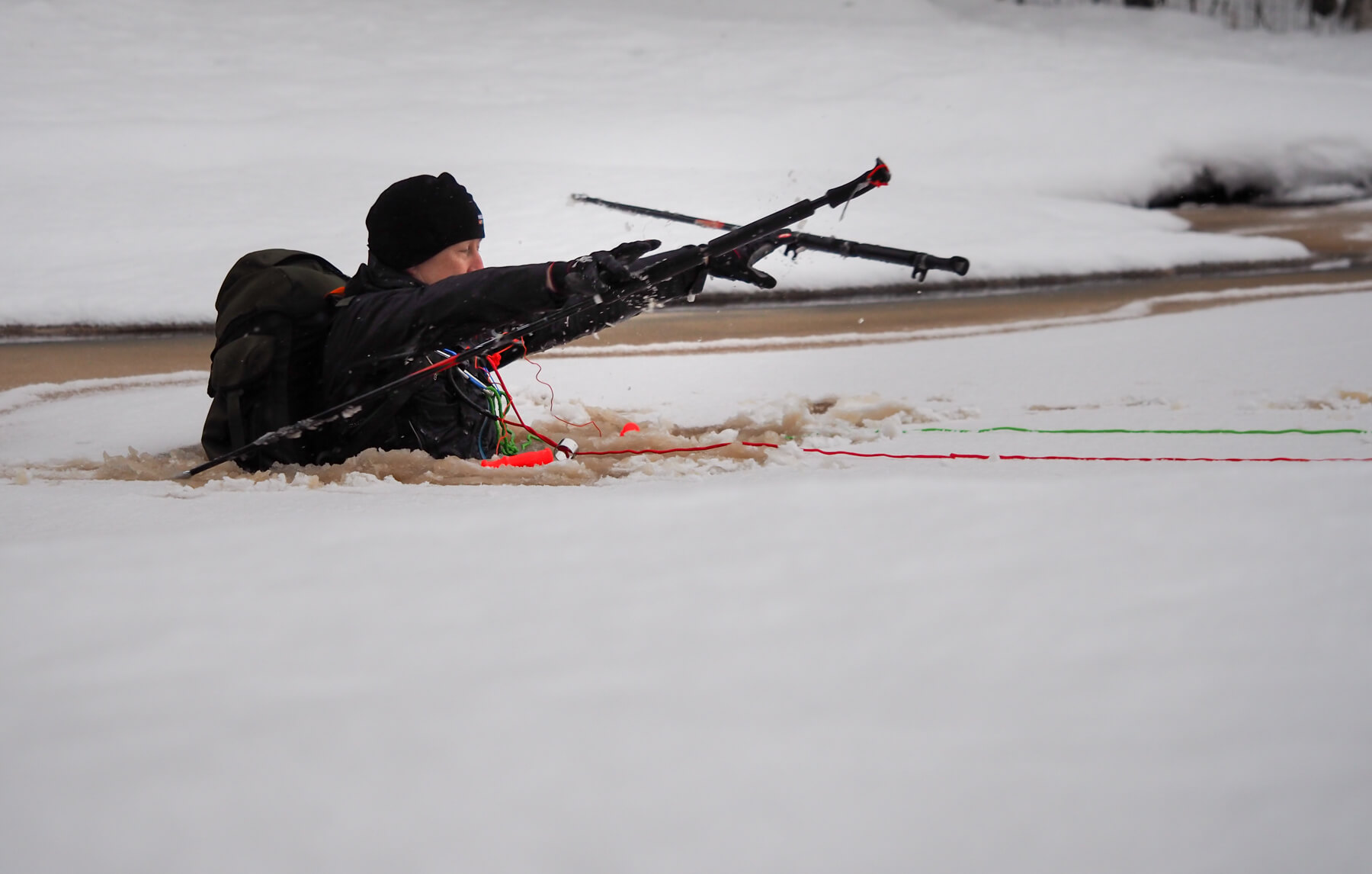 Avannosta noustessa sauvoja ei tarvita, siksipä ne heitetään turvaan ihan ensimmäisenä.